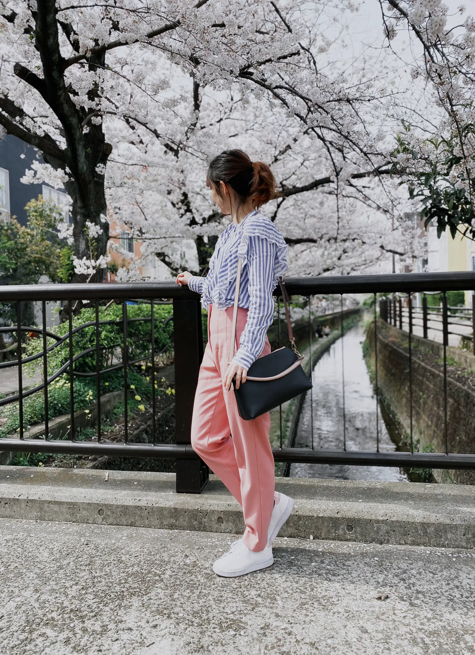 Sakura coordination that can move with pants x sneakers. A style