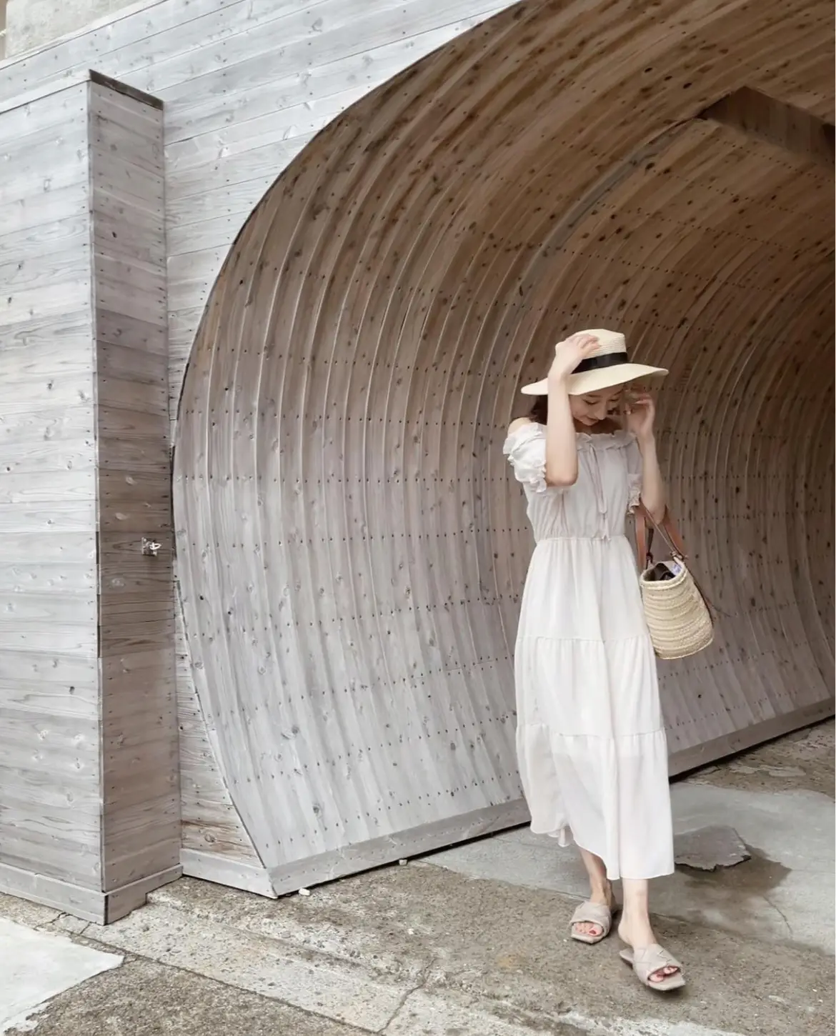 リゾート地でもってこい！プチプラ白ワンピースコーデ🤍 | SAHO__1225  