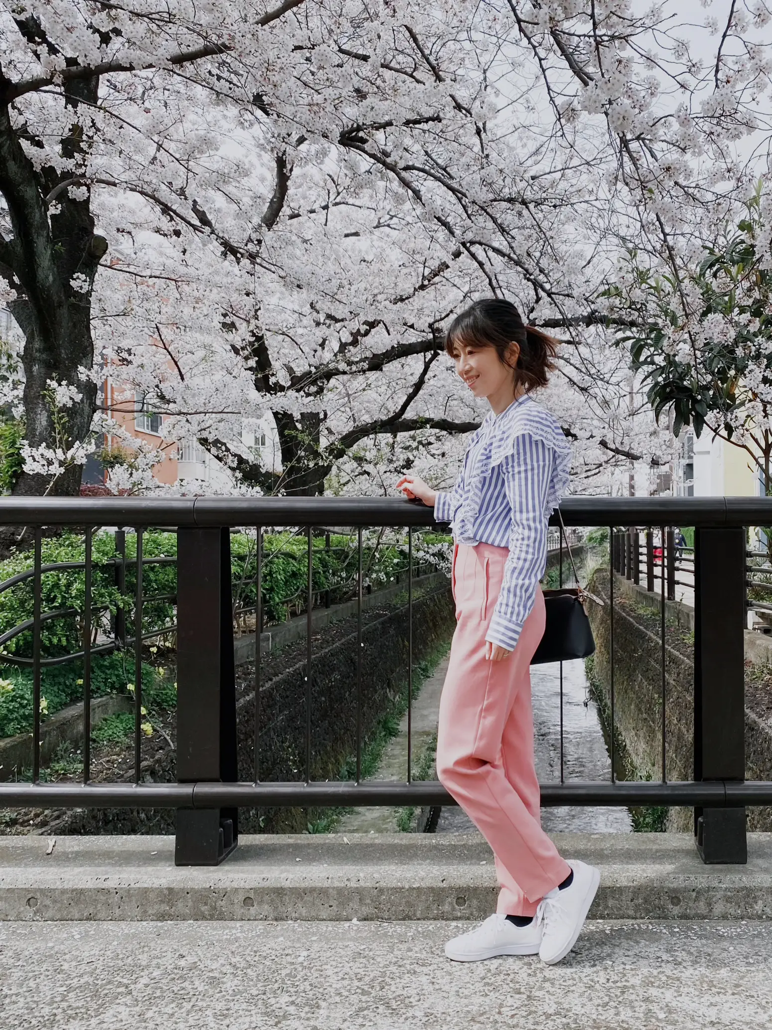 Sakura coordination that can move with pants x sneakers. A style