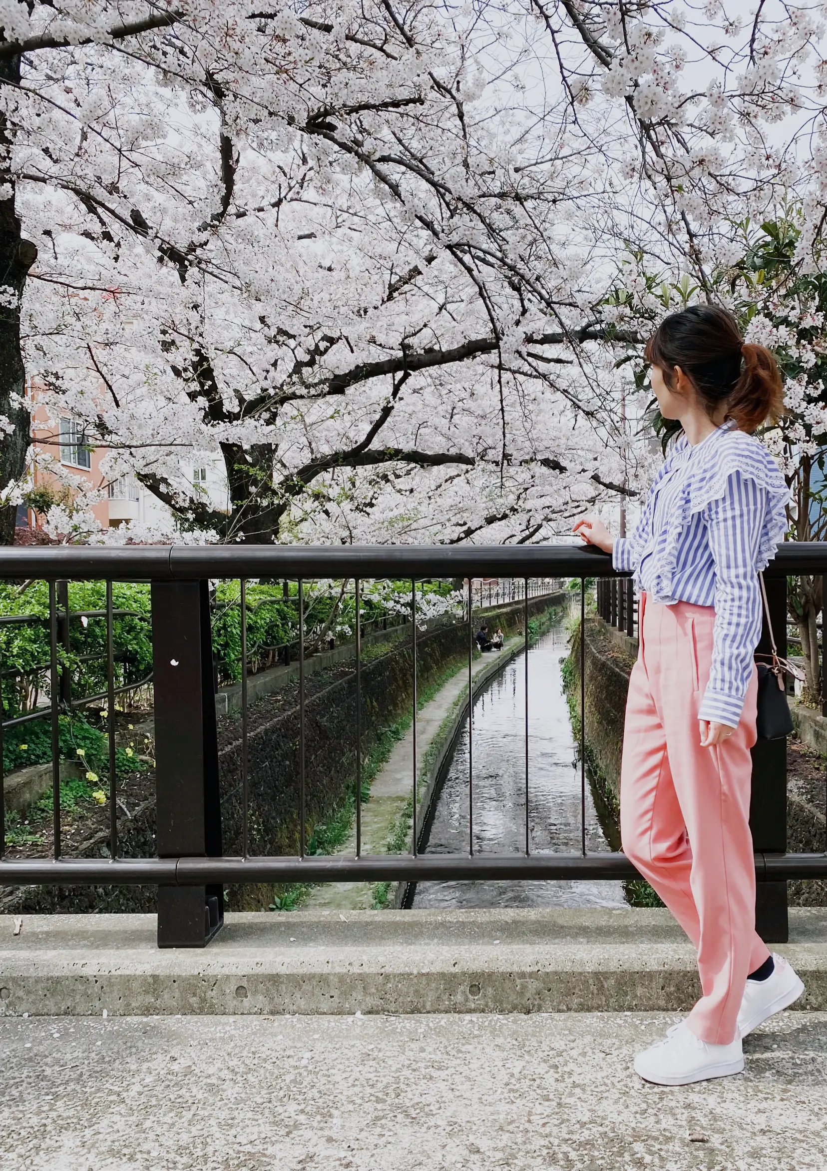 Sakura coordination that can move with pants x sneakers. A style