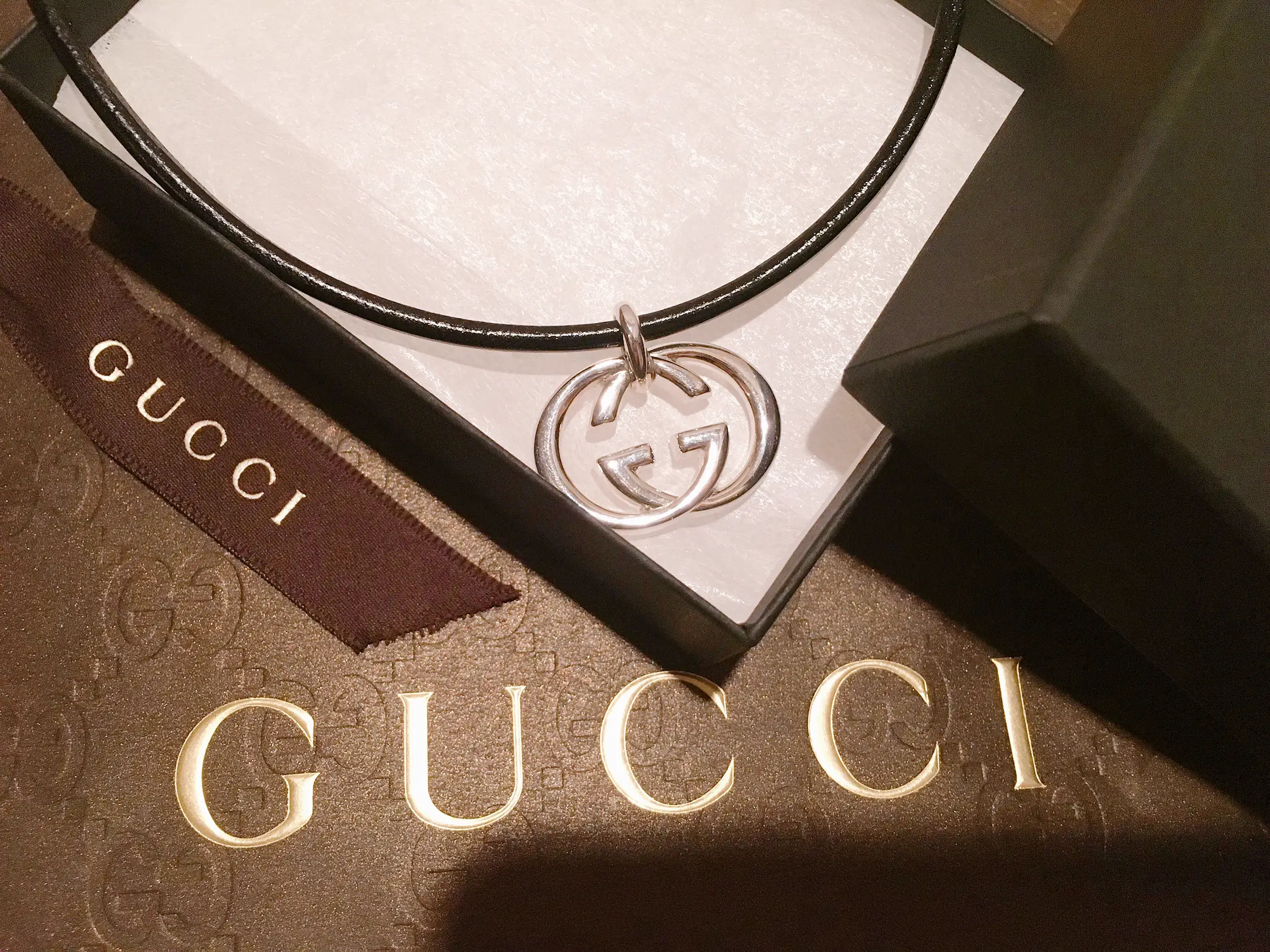 🔱GUCCIｼﾙﾊﾞｰﾈｯｸﾚｽをﾚｻﾞｰﾈｯｸﾚｽに変換🔱 | エレナが投稿したフォト