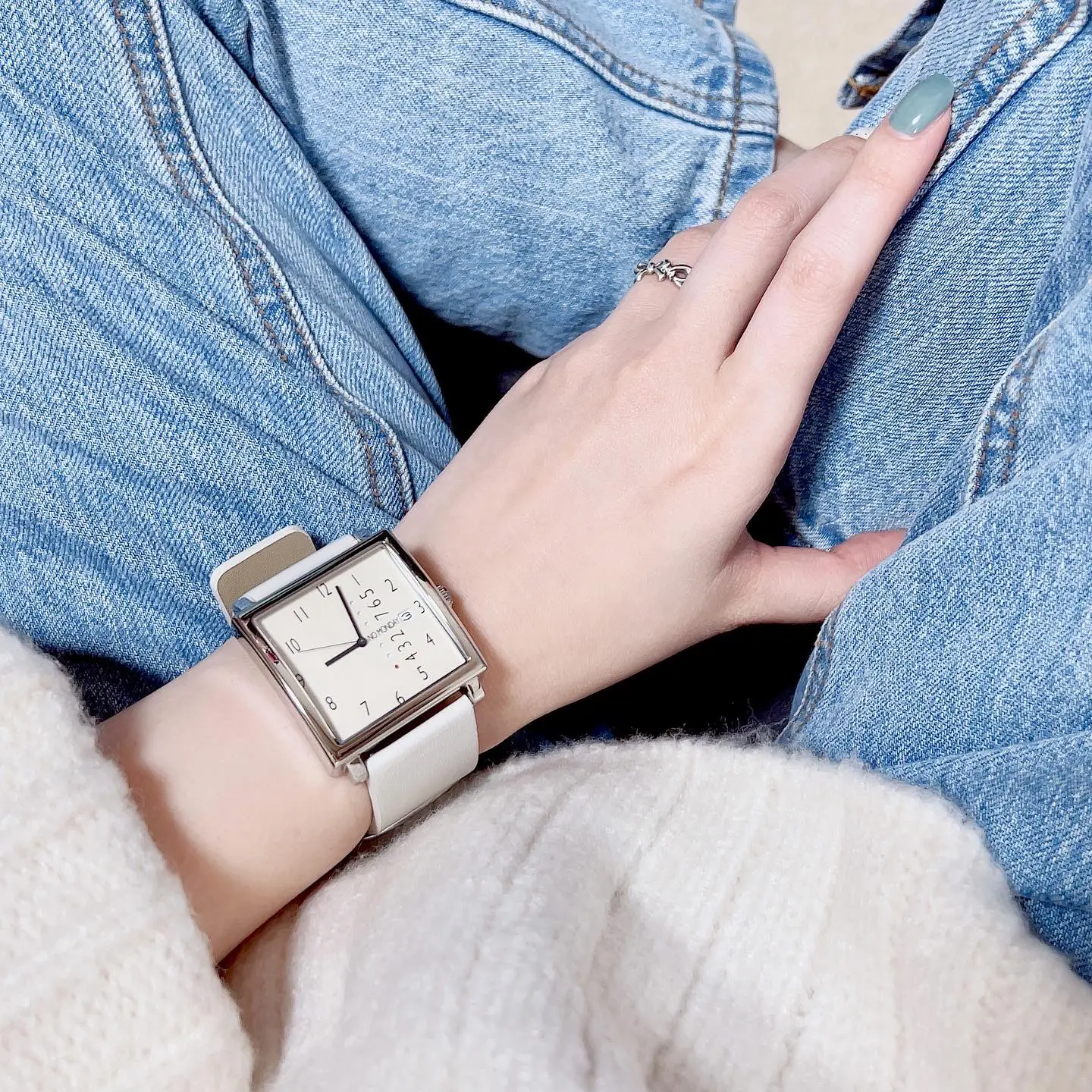 月曜日がやってくる」スクエア型でシンプルな腕時計。 | yunaが投稿