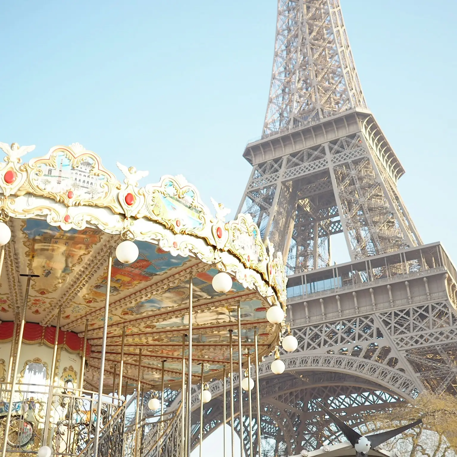 メリーゴーランド×エッフェル塔のフォトスポット🎠 | Fumixparisが投稿