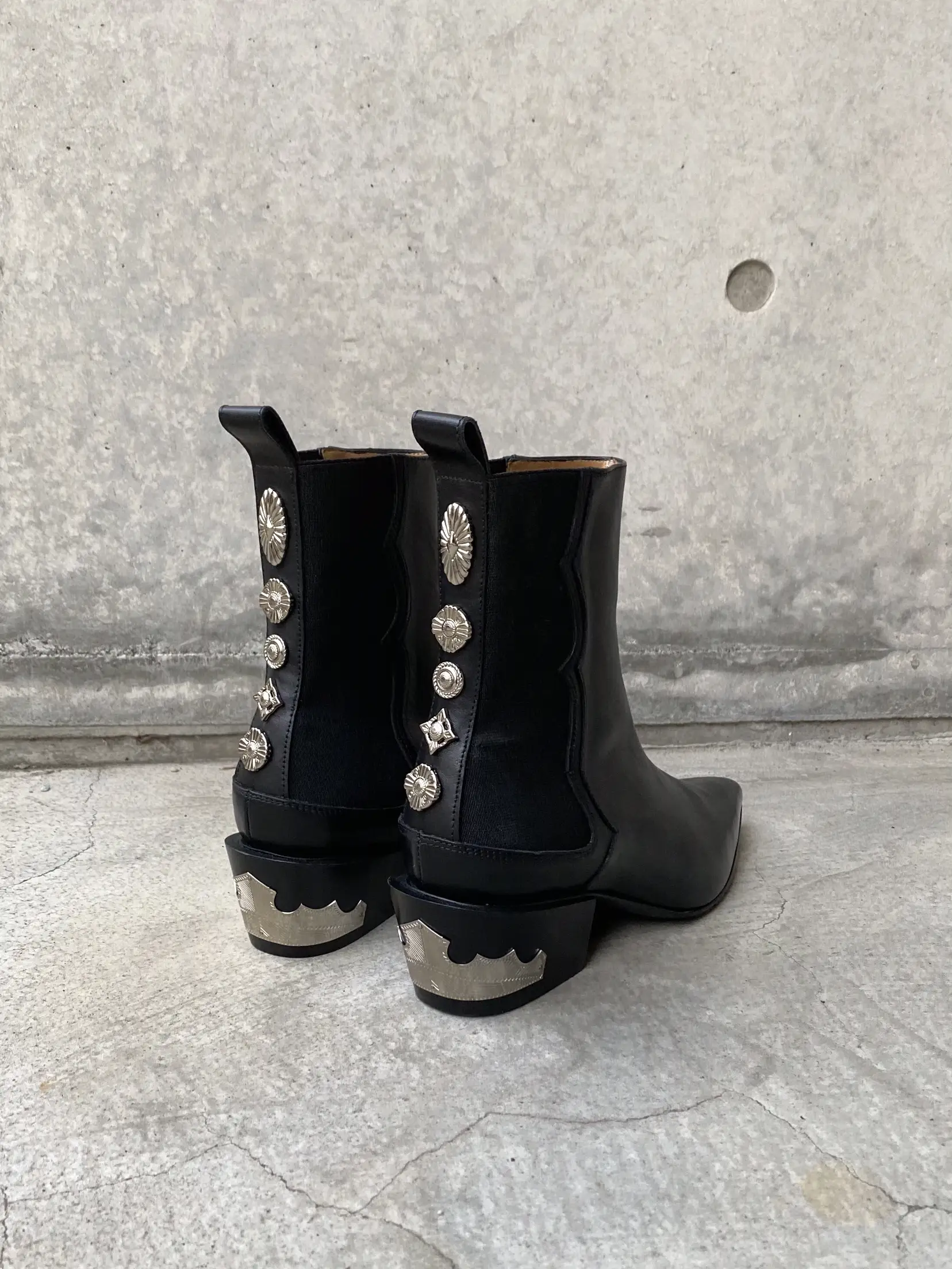 TOGA PULLA 】 Colorful mode coordination with boots with metal