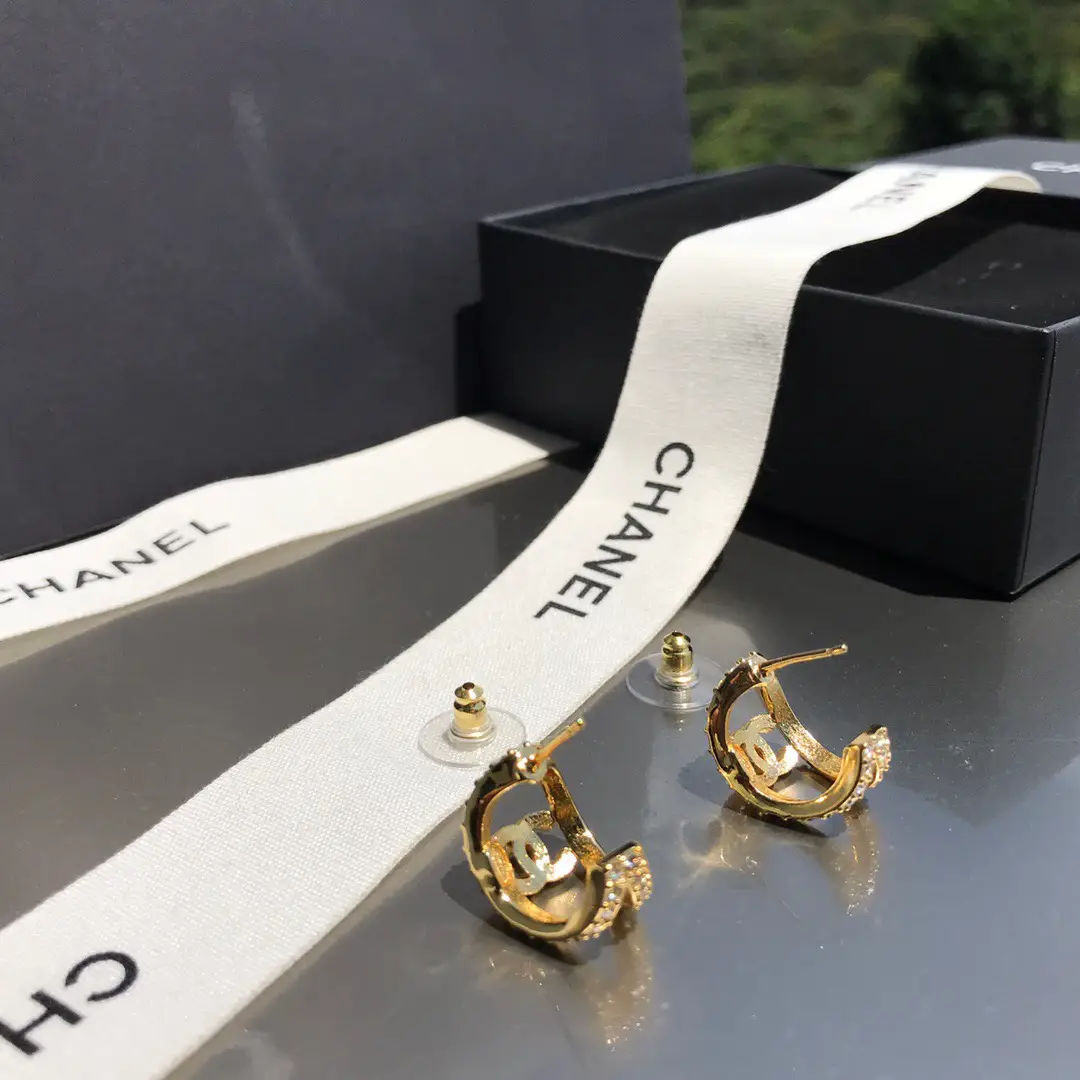 シャネルゴールドストーンピアス | cincin_innが投稿したフォトブック | Lemon8