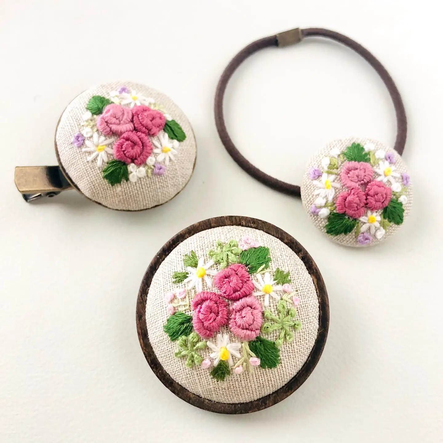 刺繍ブローチ・ヘアクリップ 春におすすめ刺繍アクセ | Risa_broderieが投稿したフォトブック | Lemon8