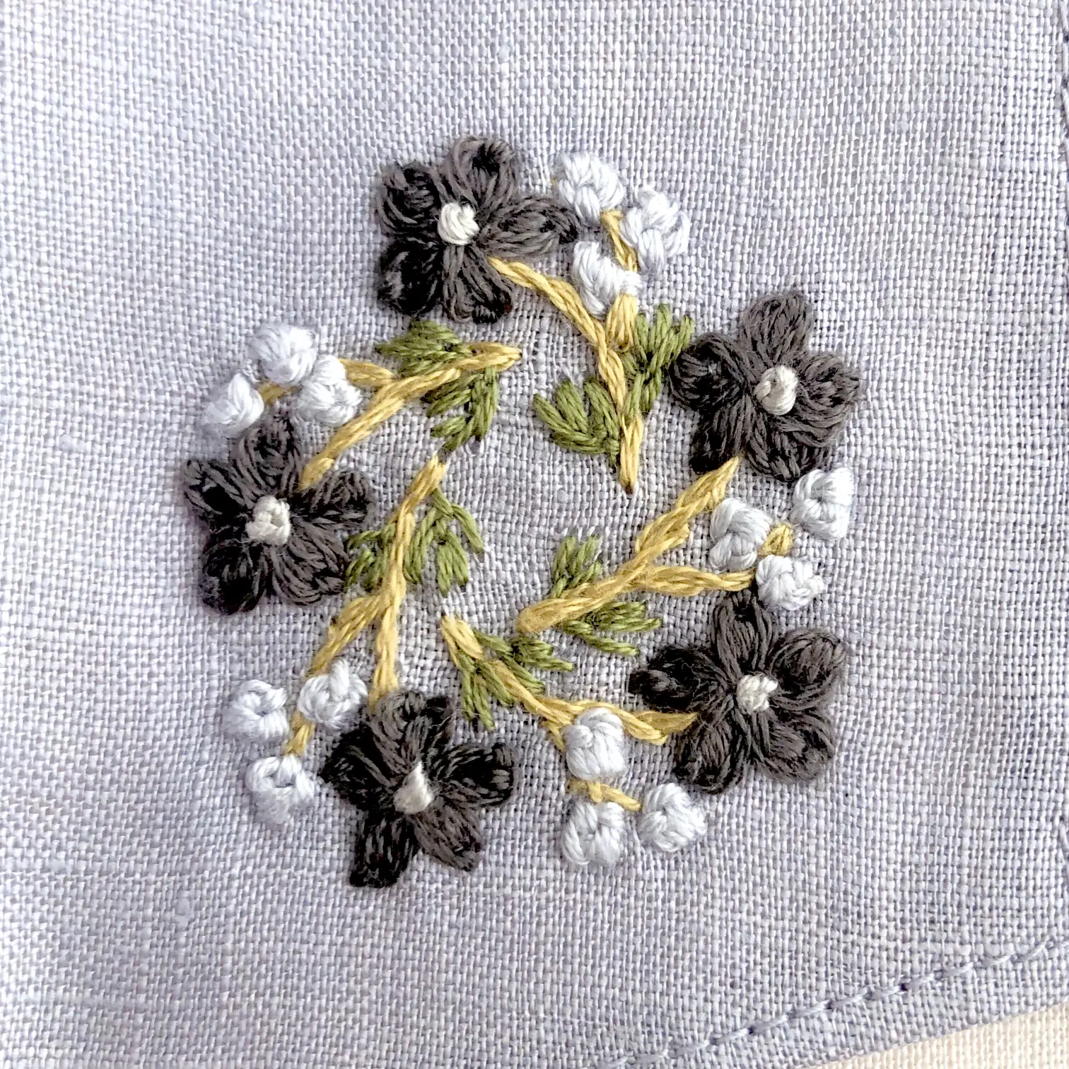 モノトーンの花刺繍 | Risa_broderieが投稿したフォトブック | Lemon8