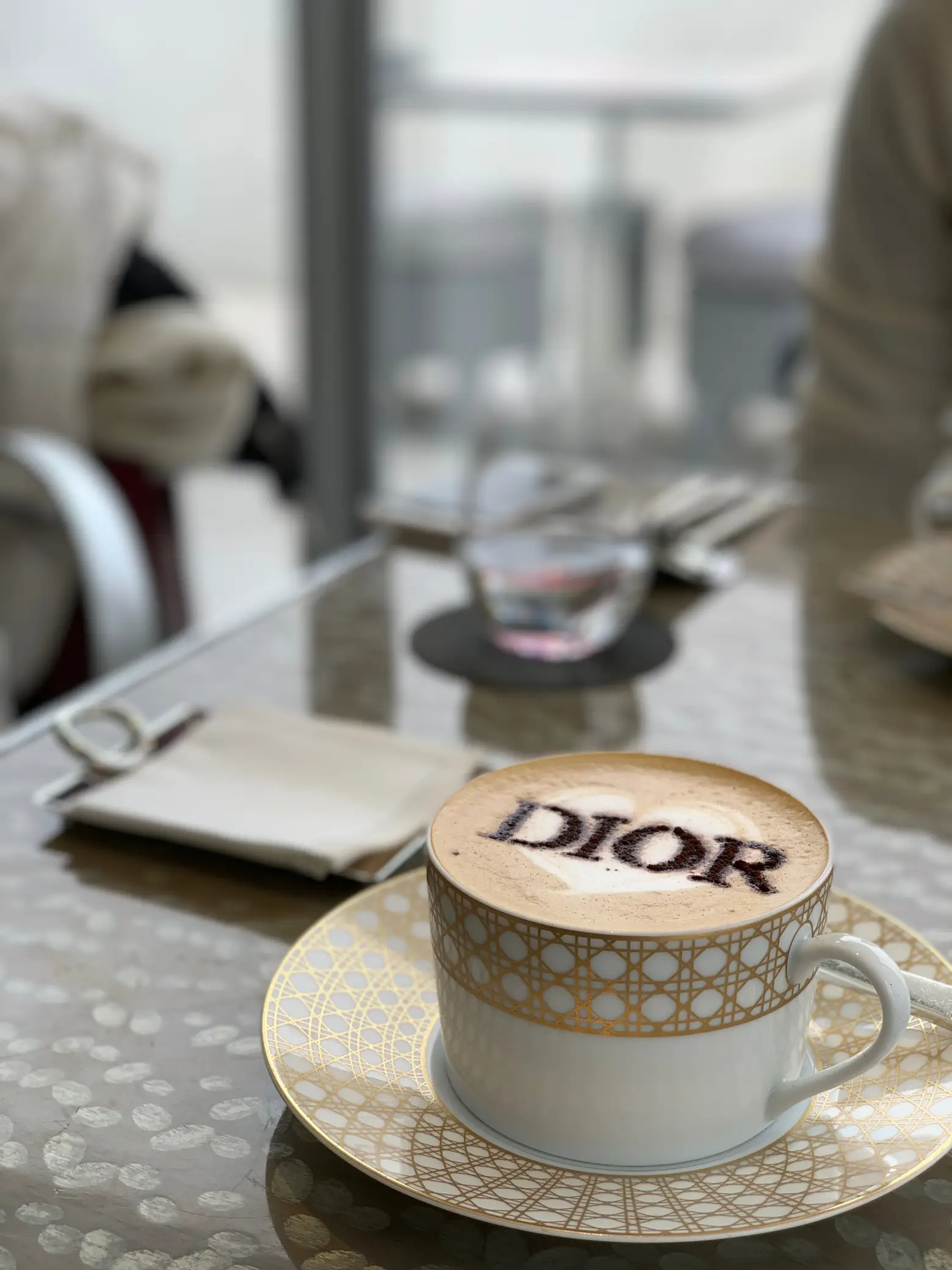 韓国】Diorの世界観を満喫「Café Dior」で贅沢ティータイム！ | yuuurie_1211が投稿したフォトブック | Lemon8