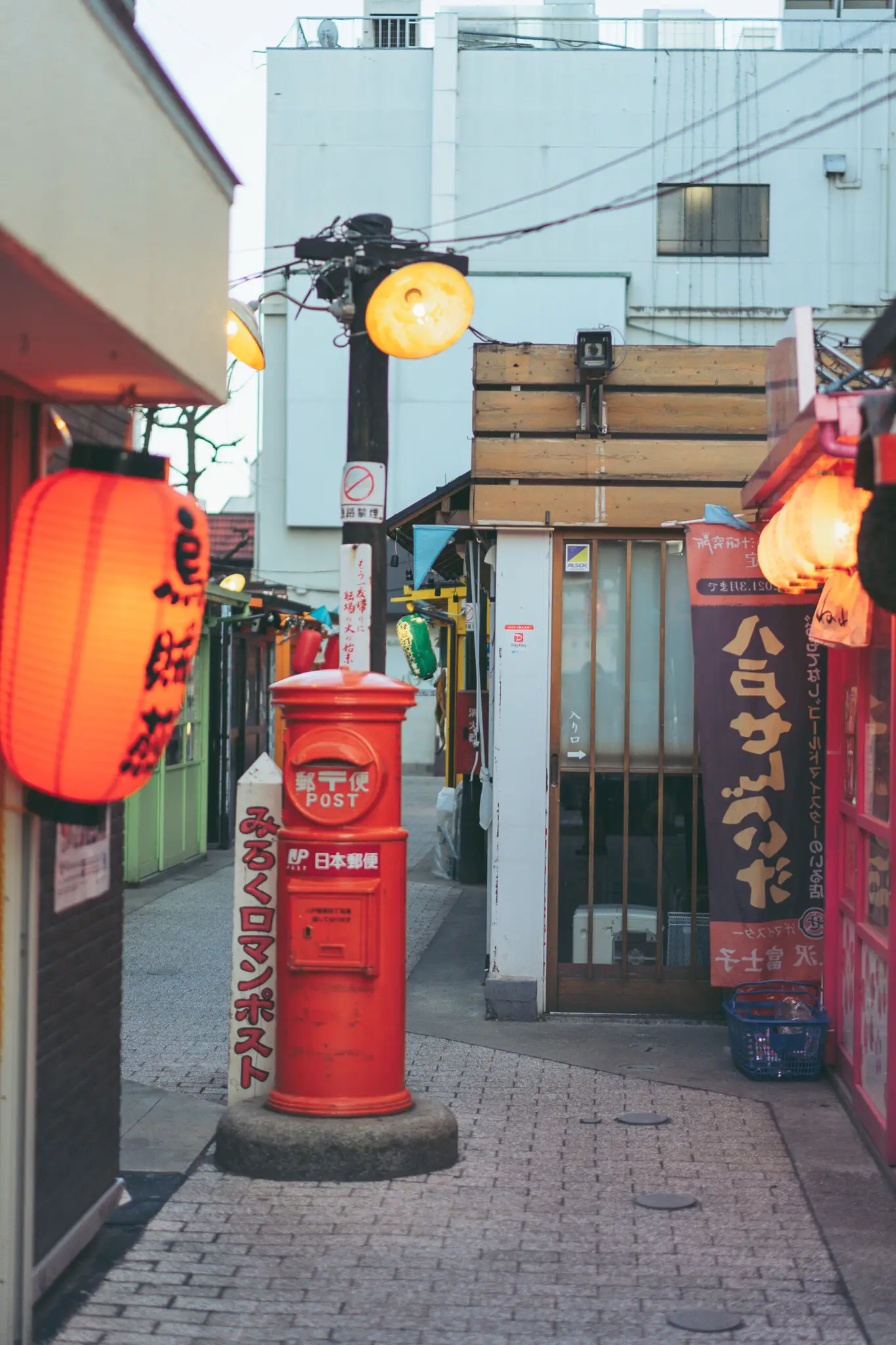 小さくてカラフルレトロな横丁♩ | MURAYU｜旅アート建築が投稿したフォトブック | Lemon8