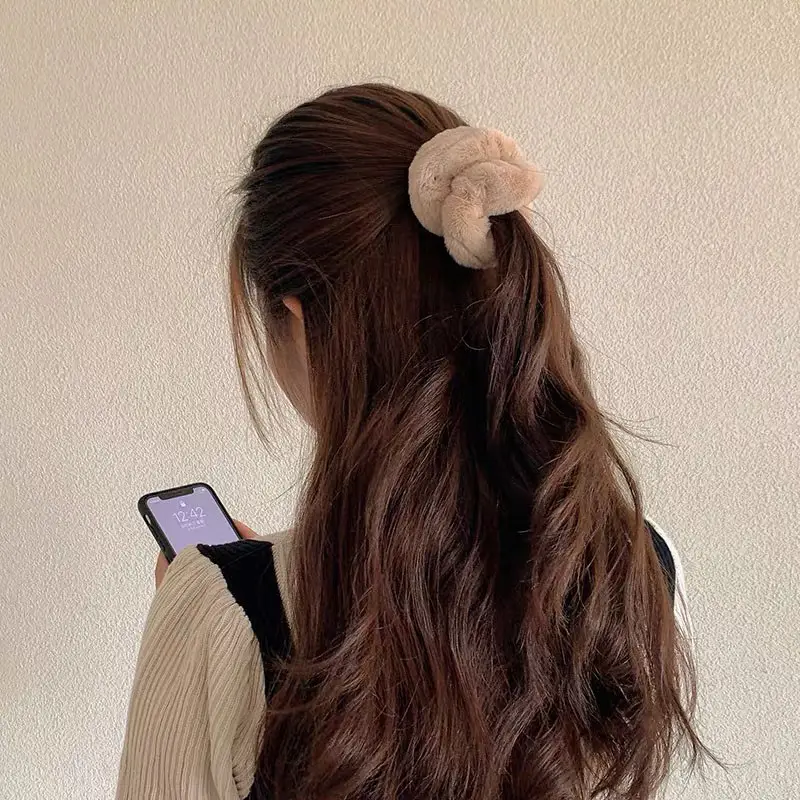 2024年のヘアアクセサリー ふわふわのアイデア18選