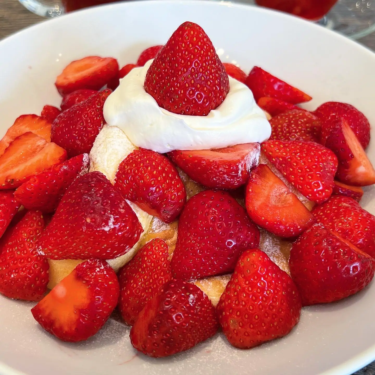 渋谷 あまおういちご1パック分⁉️いちごまみれのパンケーキ🍓】 | 大好物は高カロリーが投稿したフォトブック | Lemon8