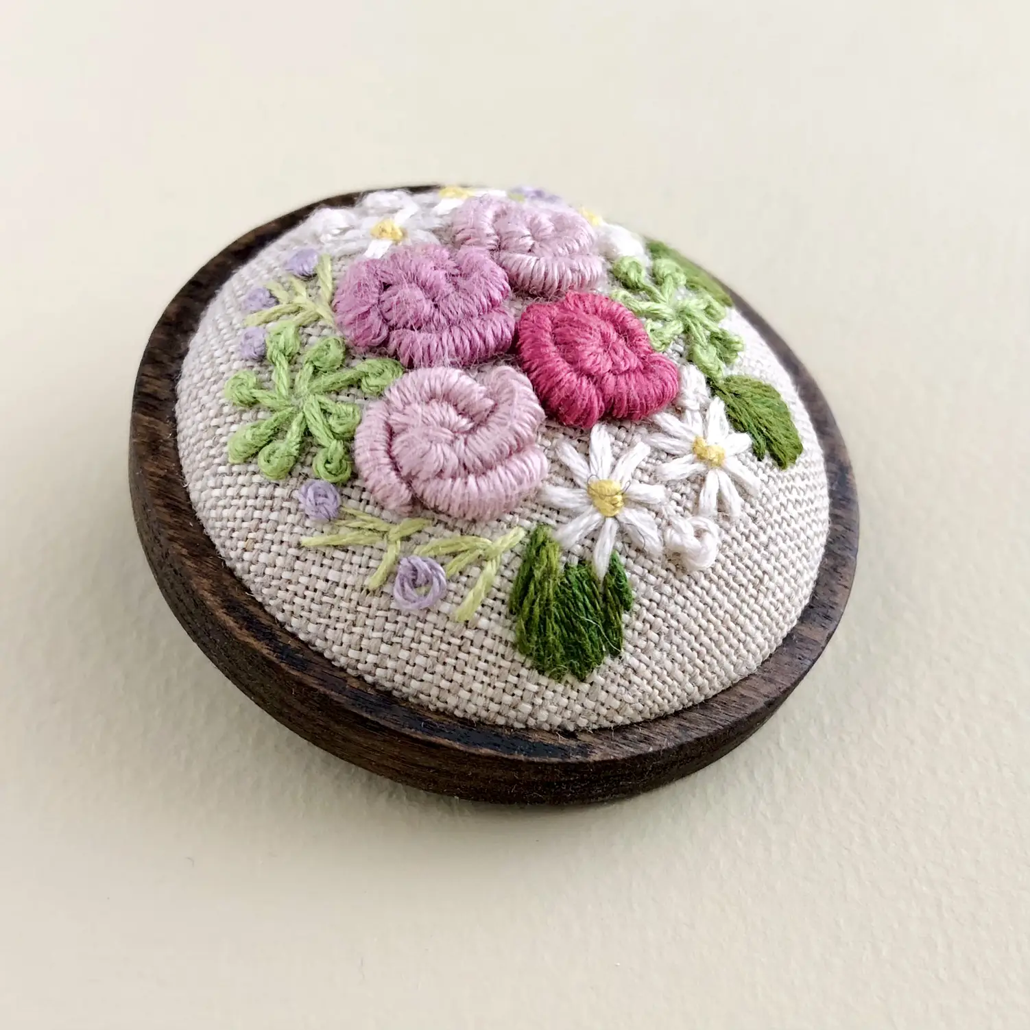 アンティークピンクのバラ刺繍ブローチ | Risa_broderieが投稿した