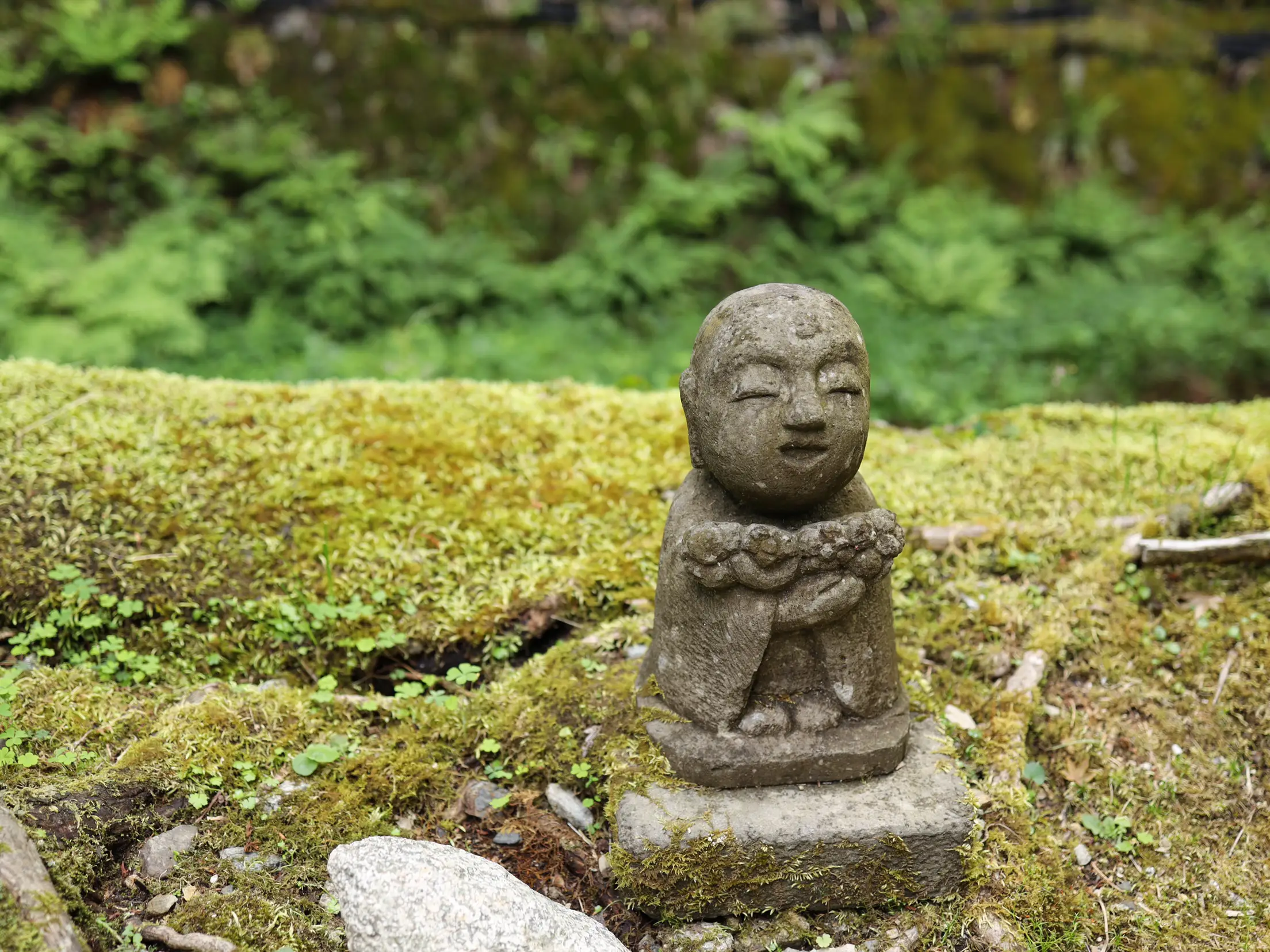 京都]新緑の「三千院」のわらべ地蔵さんに癒される💕💕💕 | あろはれ