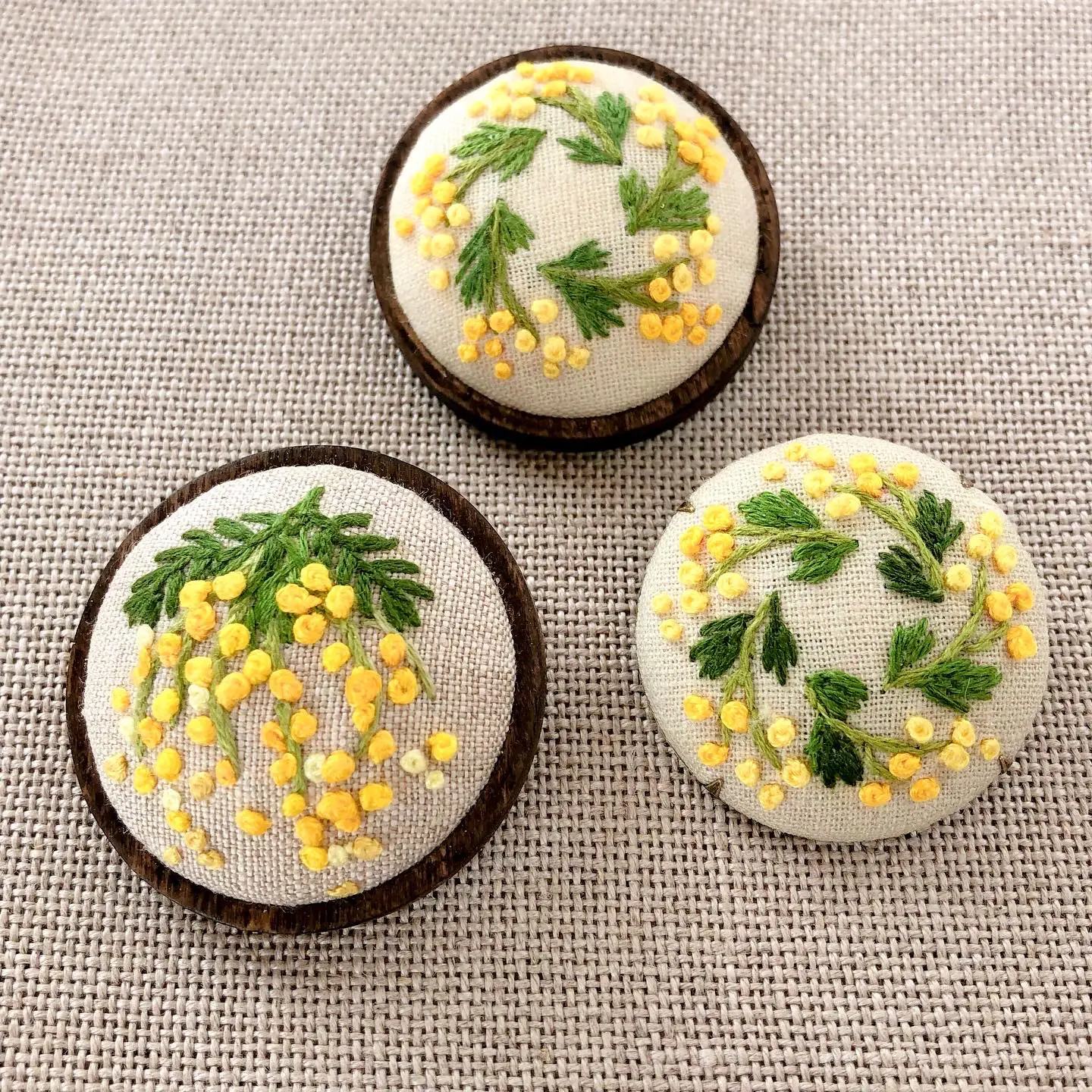 ミモザ刺繍ブローチ | Risa_broderieが投稿したフォトブック | Lemon8