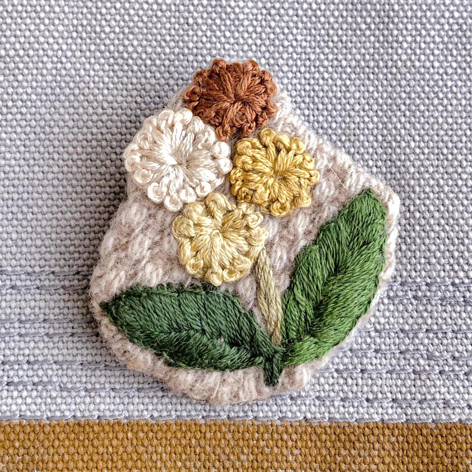 ウール地の刺繍ブローチ | Risa_broderieが投稿したフォトブック | Lemon8