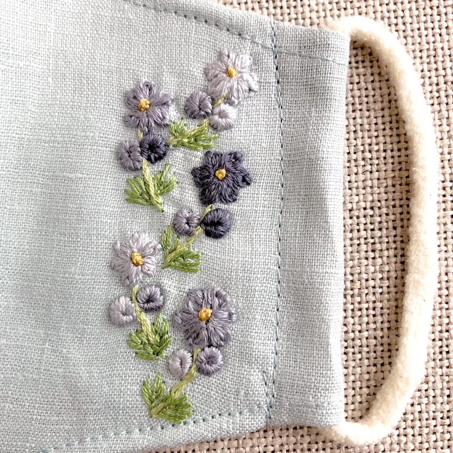 モノトーンの花刺繍 | Risa_broderieが投稿したフォトブック | Lemon8