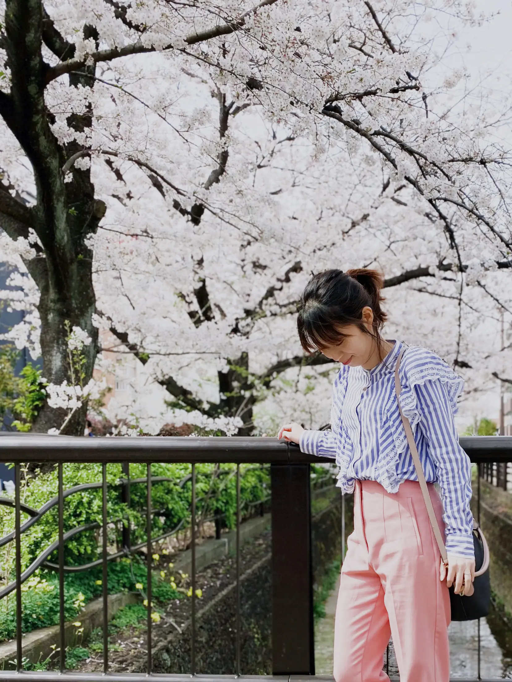 Sakura coordination that can move with pants x sneakers. A style