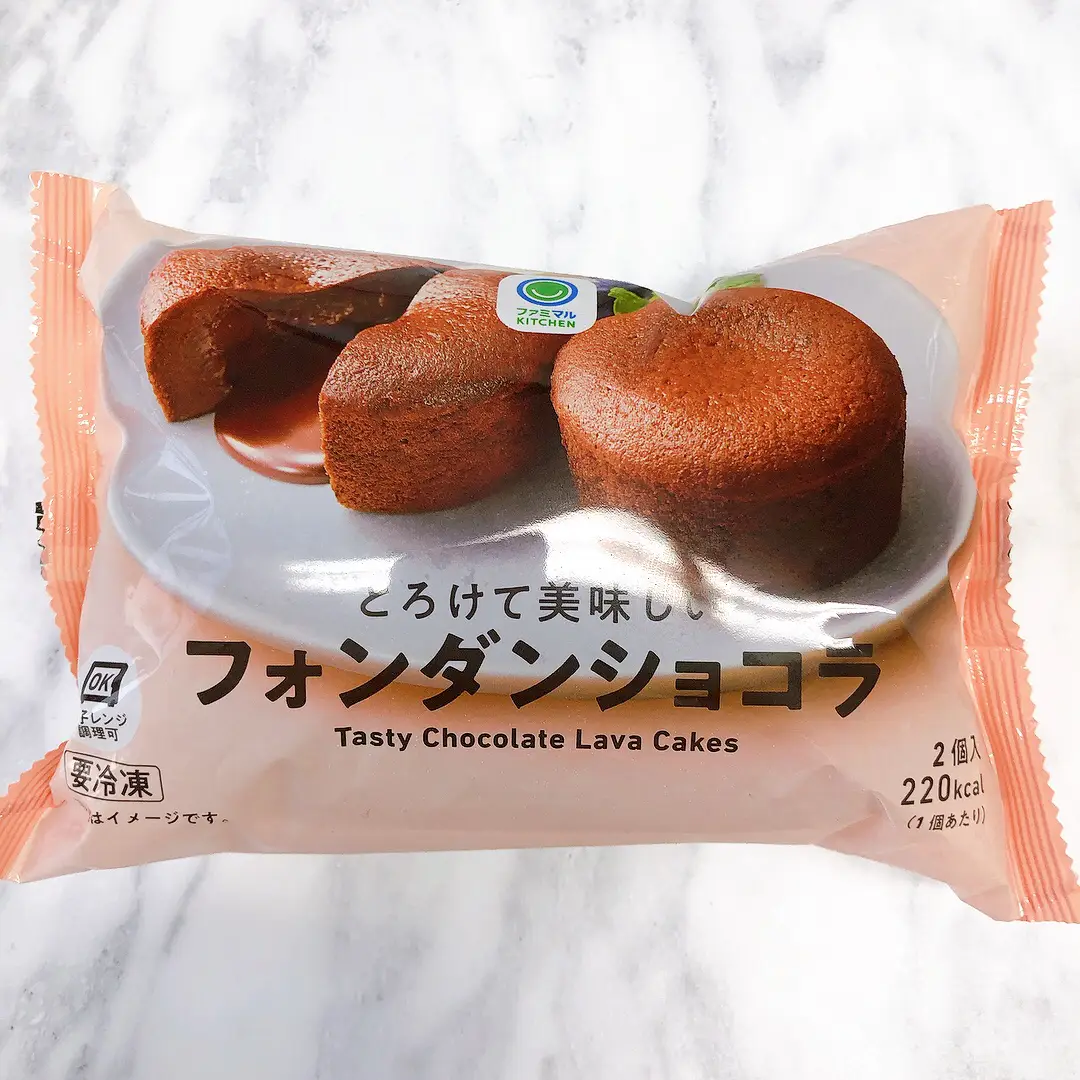 ファミリーマート『とろけて美味しい フォンダンショコラ』🍫 | cocotte_gourmetが投稿したフォトブック | Lemon8