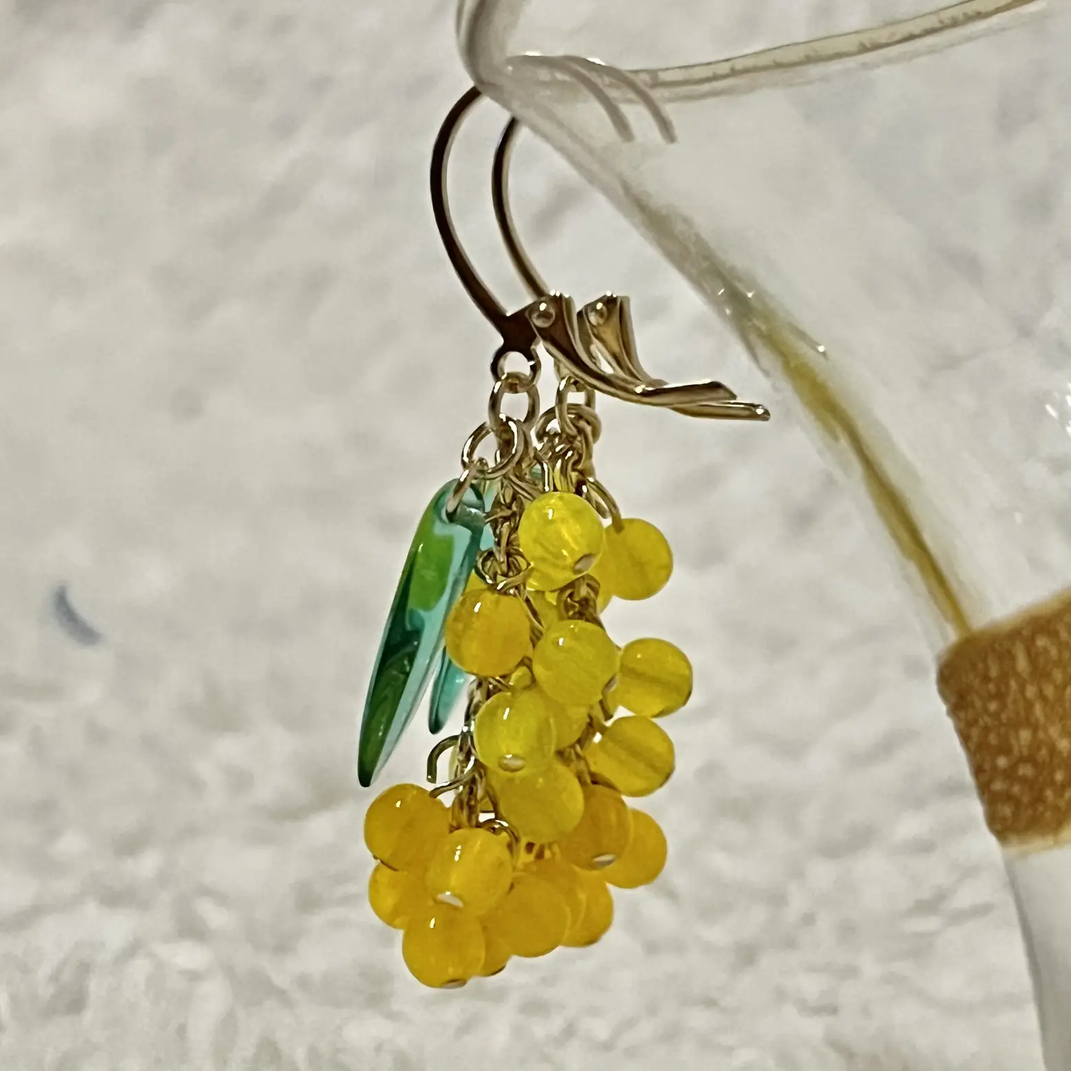 レジンヘアゴム　トライアングル　ミモザ　ピンク　カラフル　大ぶり レジンヘアゴムトライアングルミモザピンクカラフル大ぶり