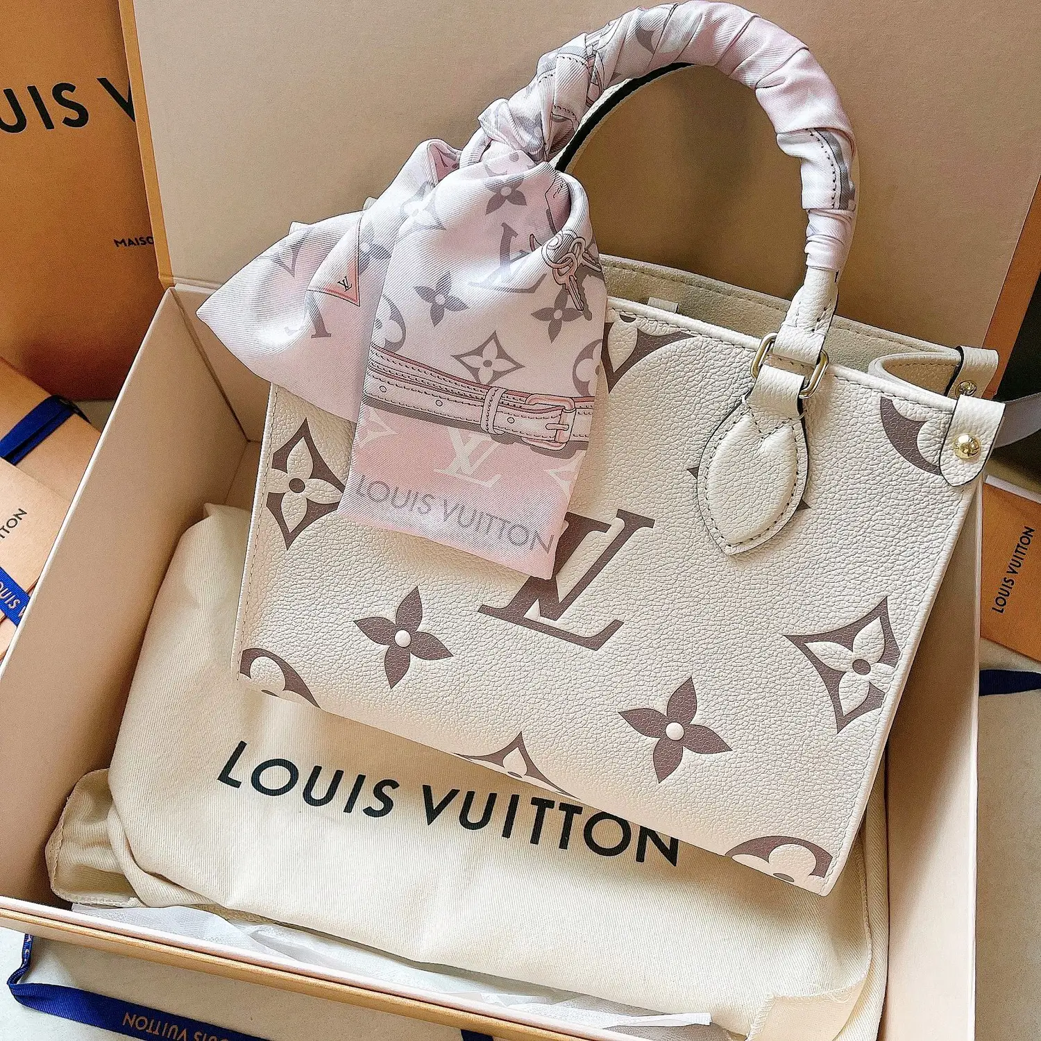 LV Hello Kitty  Louis vuitton handbags, Hello kitty, Handbags online