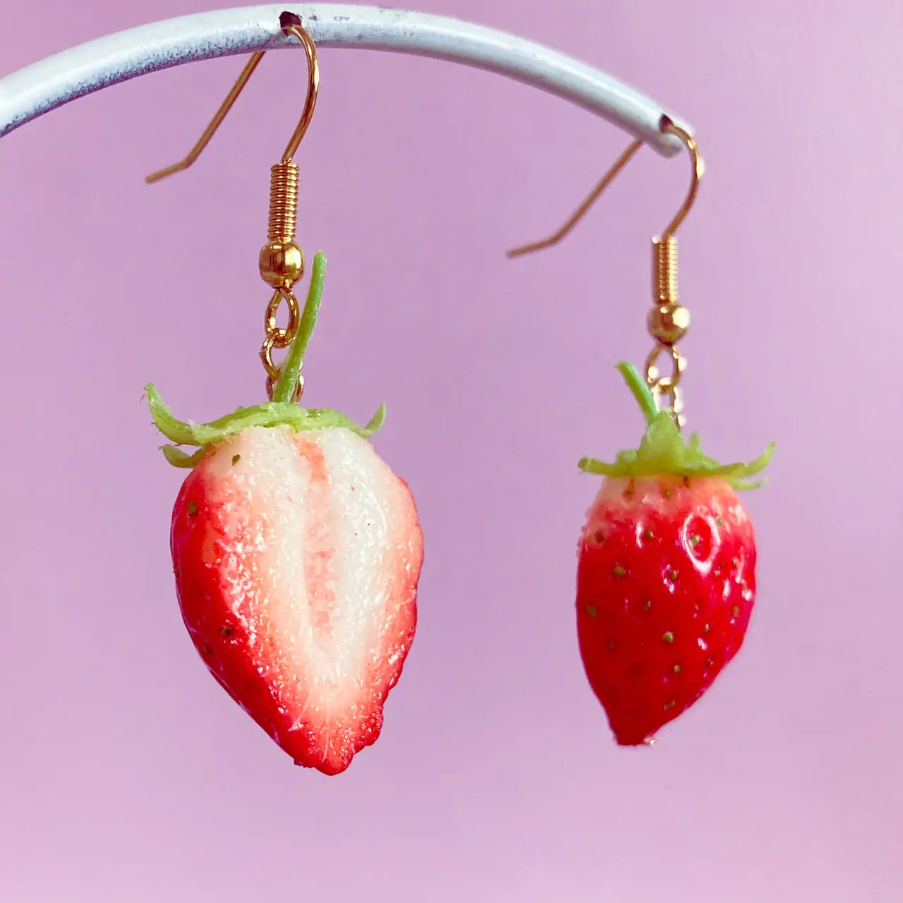 キラキラ苺のマスクチャーム 苺大ピンク ２個セット⭐️⭐️ハンドメイド キラキラ苺のマスクチャーム 苺大ピンク 2個セットハンドメイド