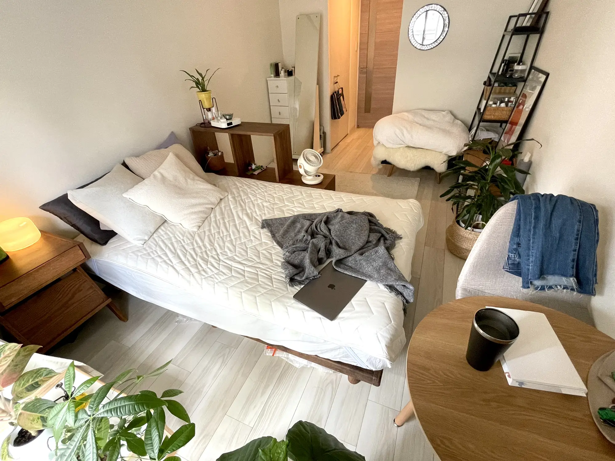 シンプルな部屋にアートを   | あず🌱1Kインテリアが投稿したフォト