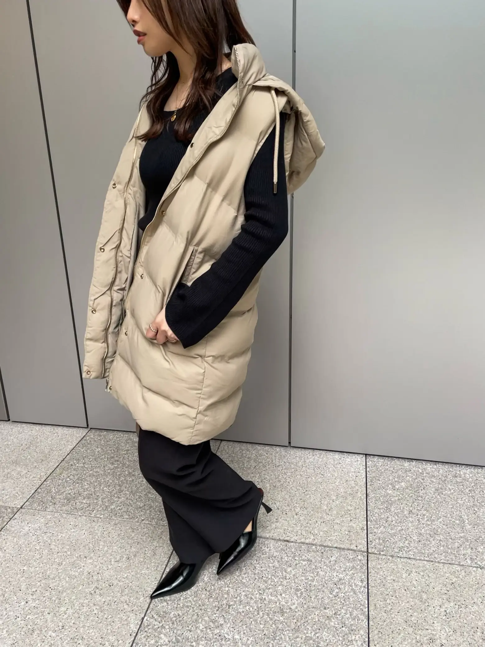 ZARA】ロングダウンベストの着痩せコーデ🖤 | asamimiiiiが投稿したフォトブック | Lemon8