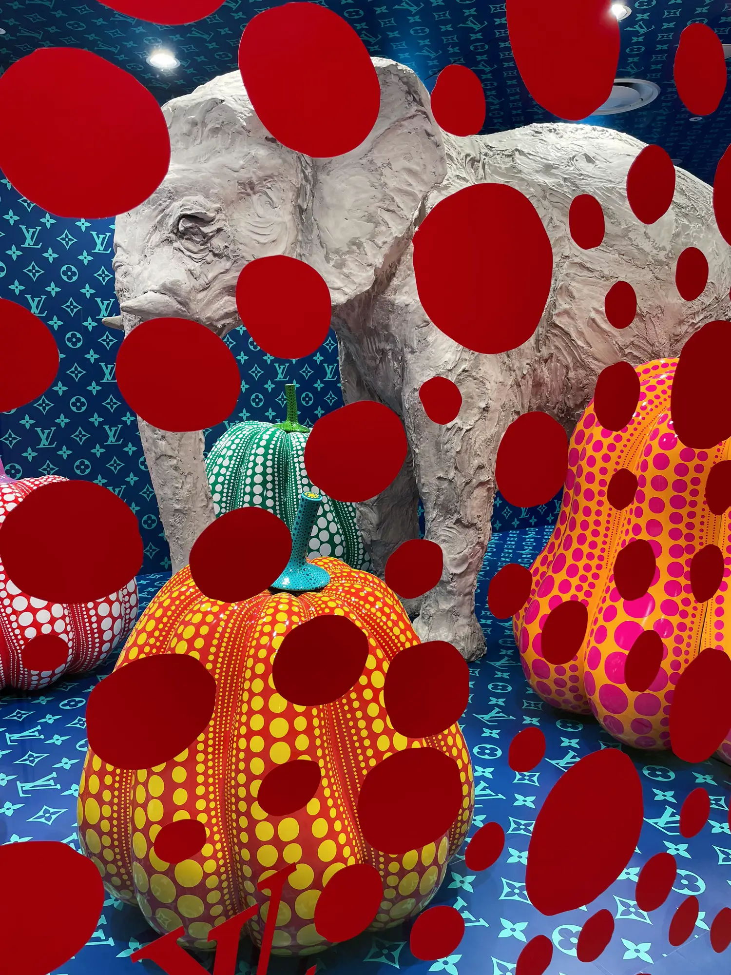🗽 Louis Vuitton unveiled another Yayoi Kusama art mural at their flagship  store to welcome spring 🌺🌿🍄 📍 Louis Vuitton 5th Avenue and 57th…