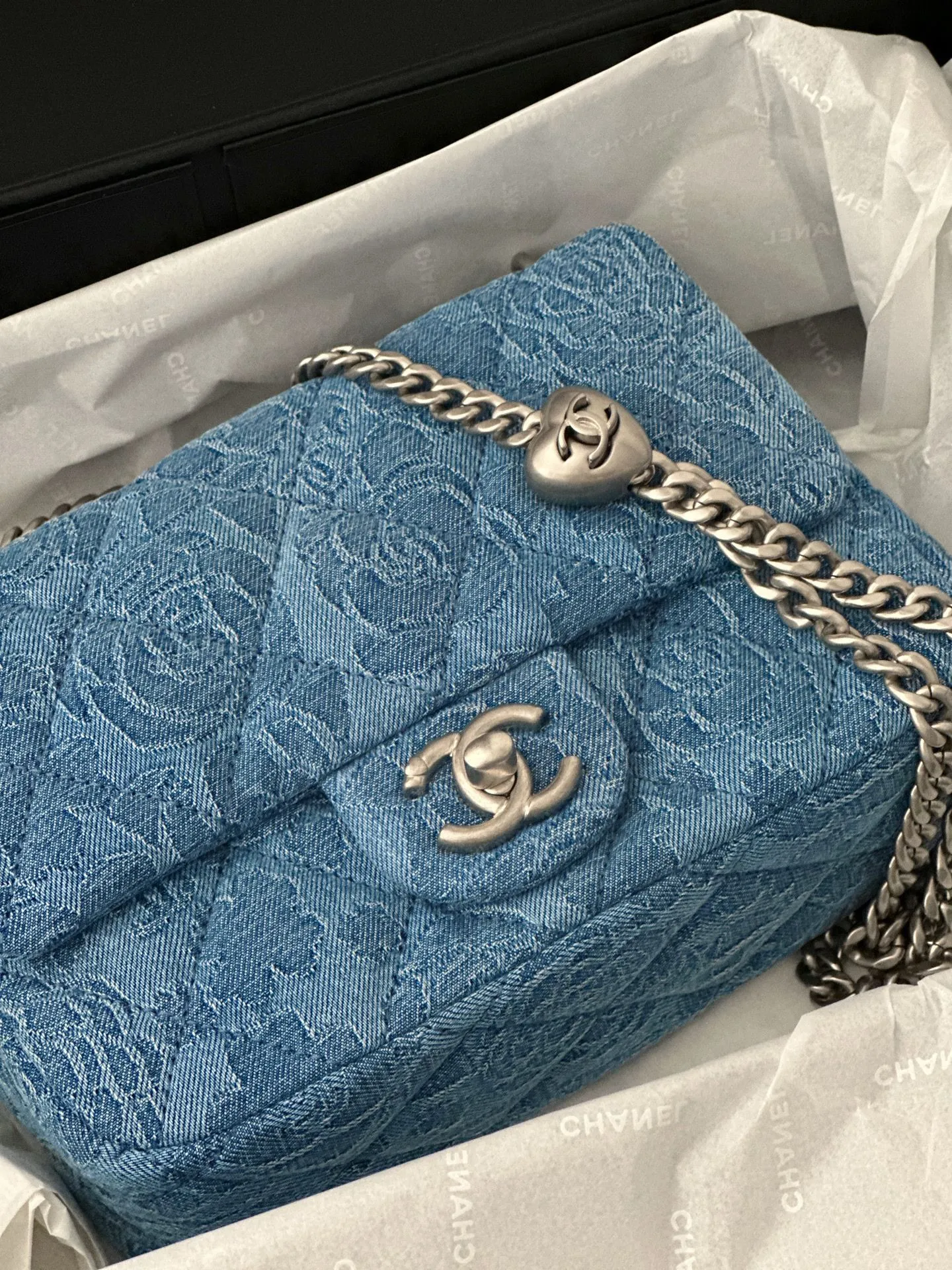 CHANEL 19 DENIM FLAP BAG 6 MONTH WEAR AND TEAR & WHAT FITS INSIDE