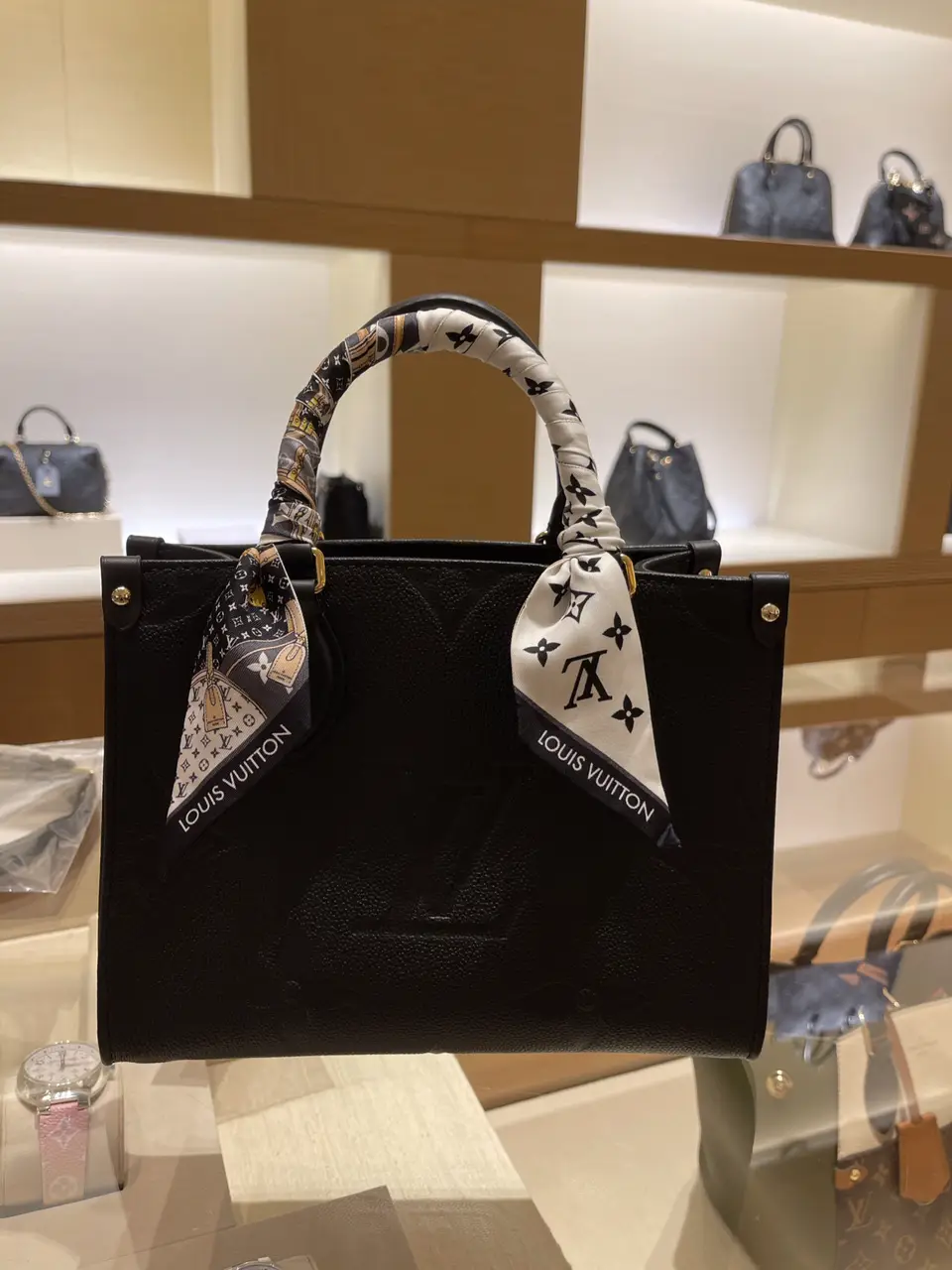 LOUIS VUITTON REVEALS  Should I Keep This Bag (as a Minimalist)? - Easy  Pouch, Felicie 