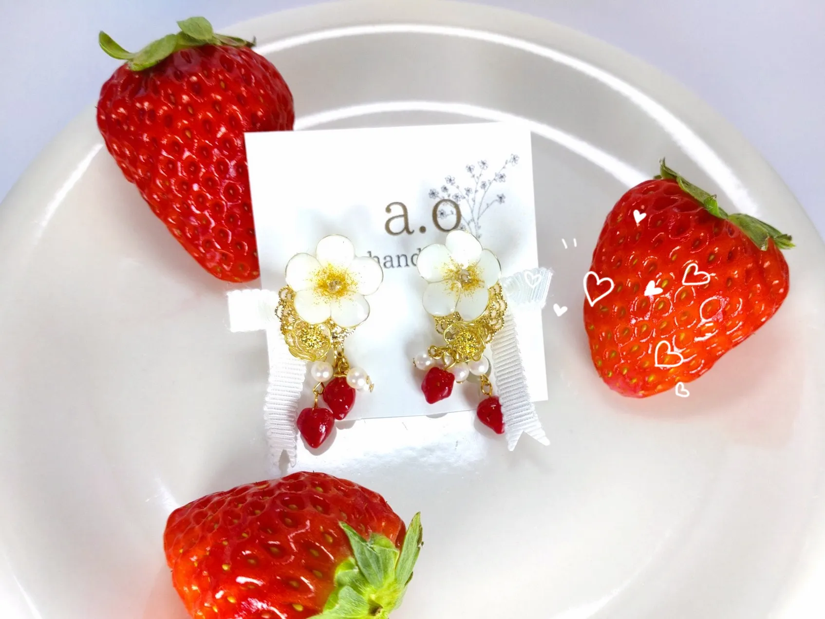 いちごとホワイトリボンのイヤリング🍓 | a.o_エードットオーが投稿