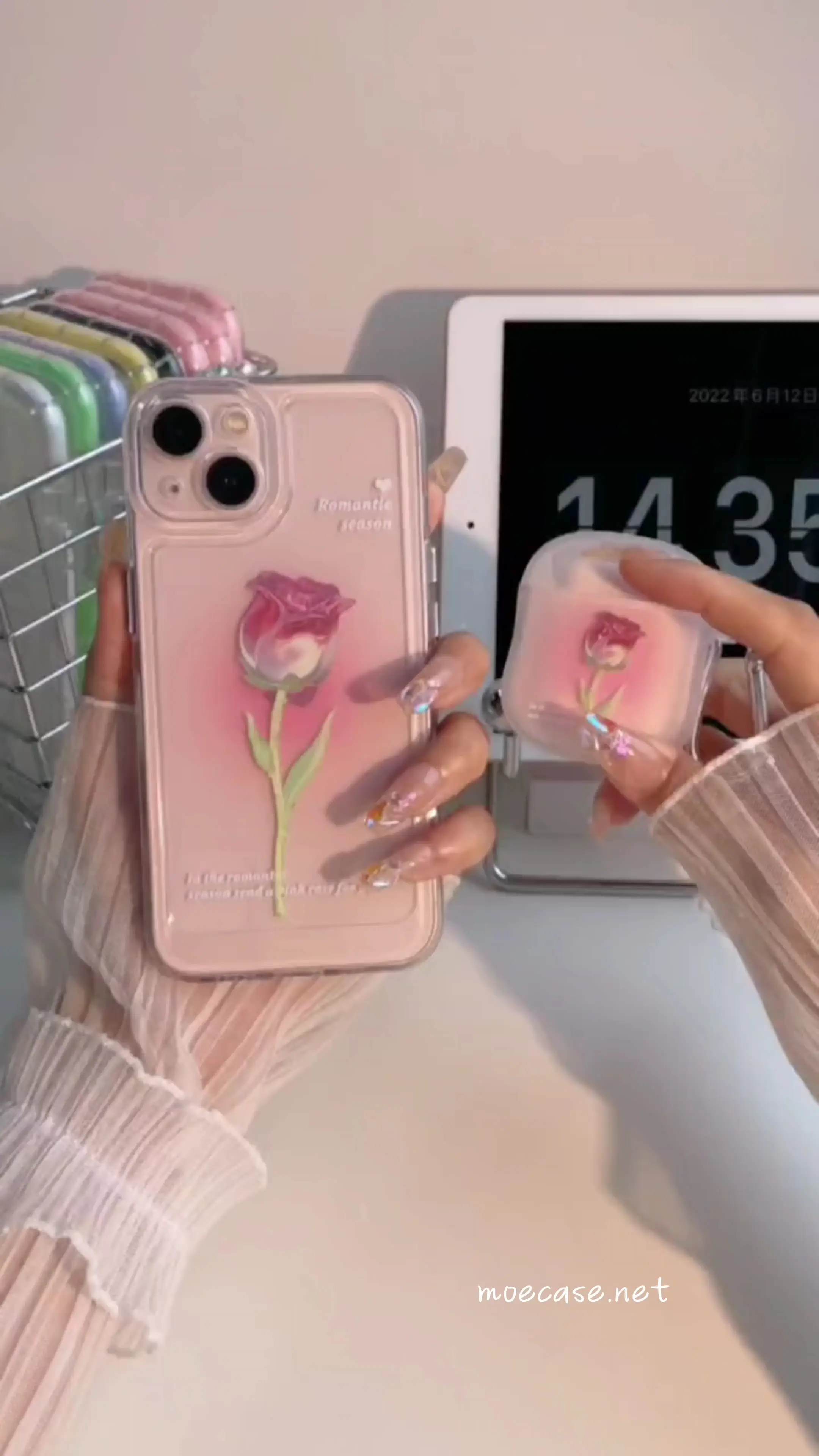 薔薇柄のiPhoneケースとAirpodsケースのセット