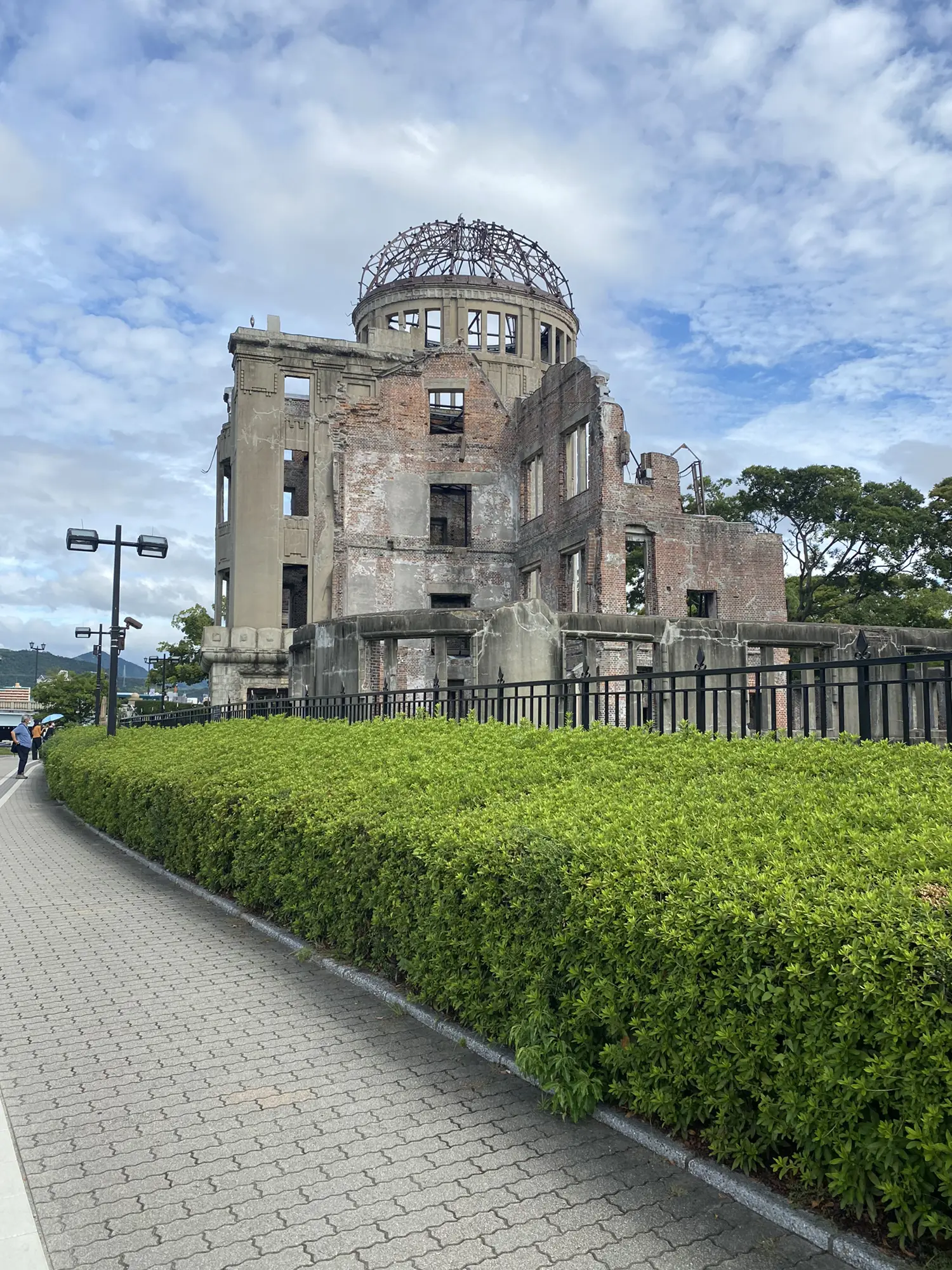 原爆ドームが描かれた大皿　atomic-bomb dome Atomic Bomb Dome (原爆ドーム) - Joy in HIROSHIMA