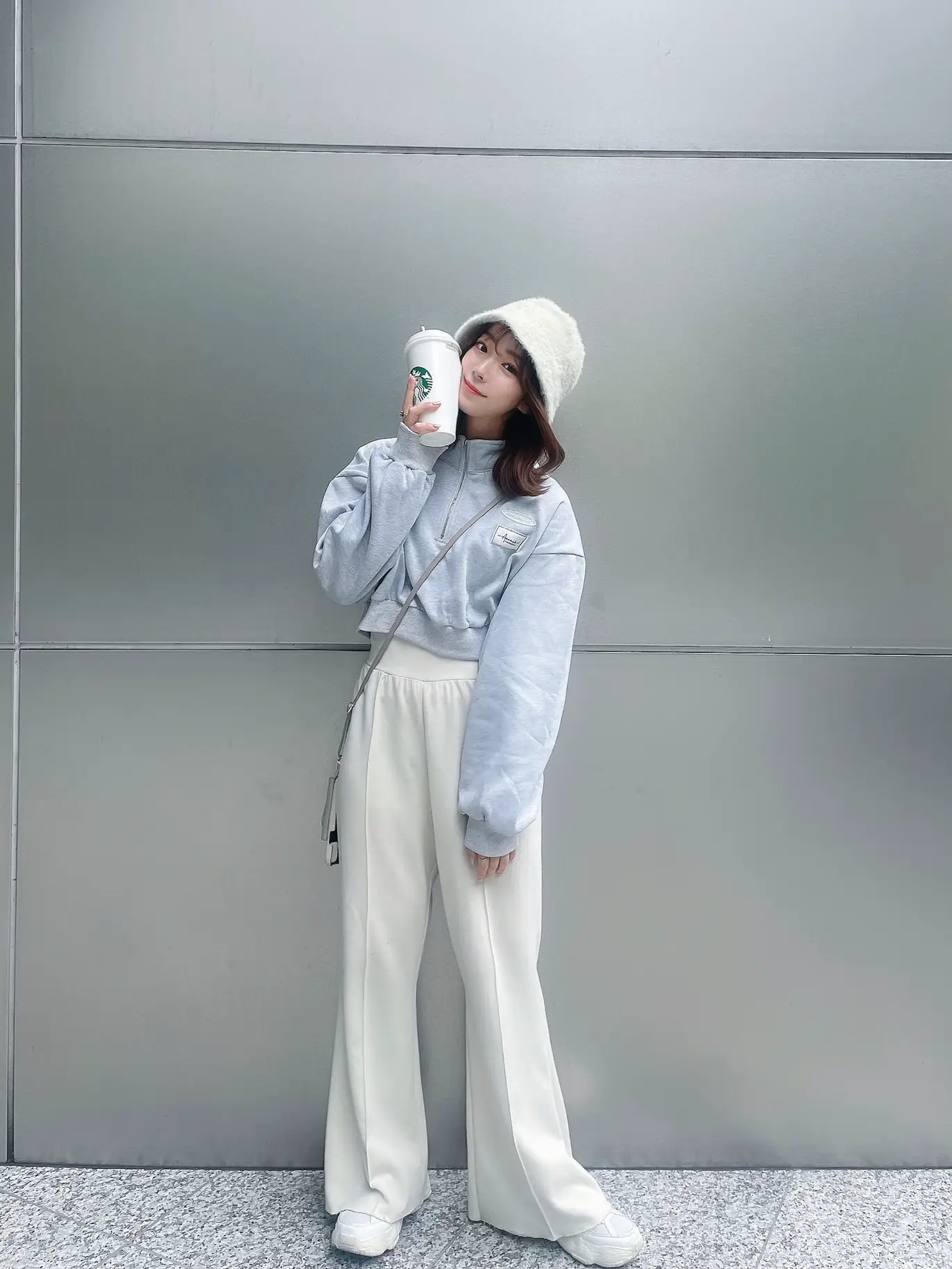 白コーデ/黒コーデ どっちが好き？ | えりすこ* 韓国っぽコーデが投稿 