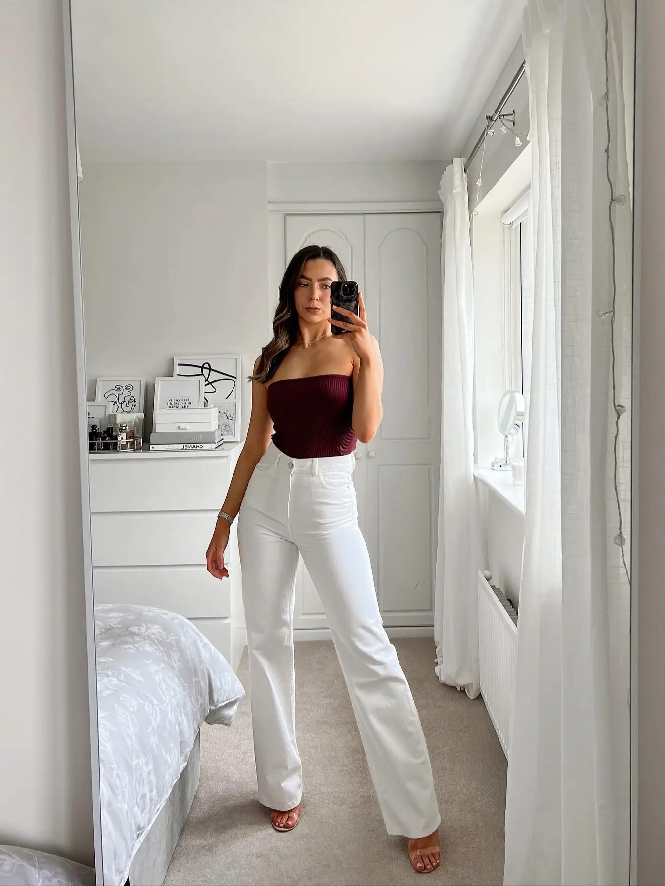 7 Minimalist Outfit Ideas Perfect For Summer  White wide leg pants, Leg  pants outfit, White pants outfit