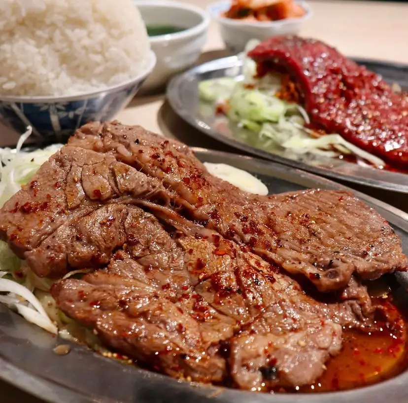 デカい&ぶ厚いお肉を、自分好みの焼き加減で楽しむ、ご飯🍚&キムチが