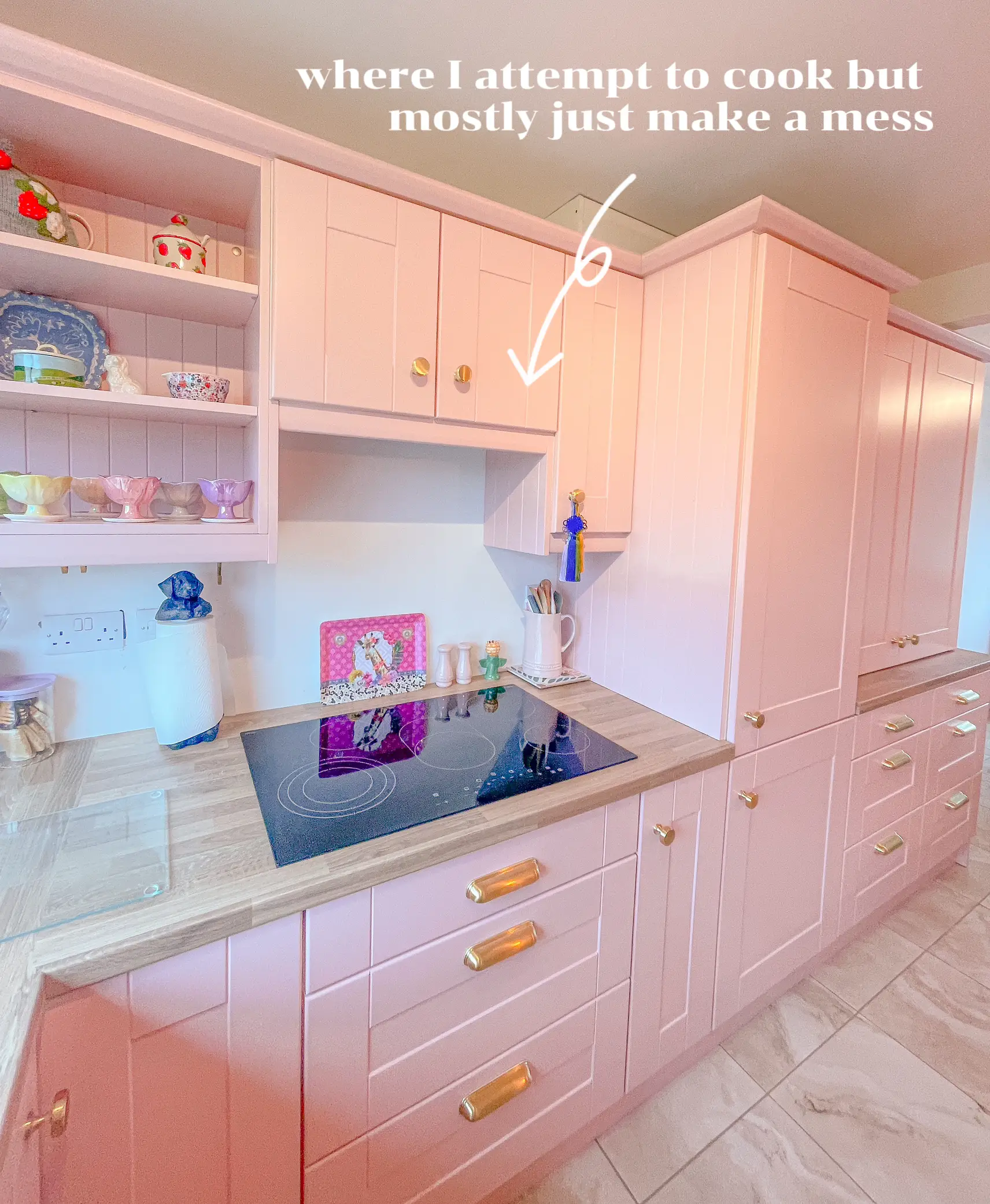 Finally organized my pink kitchen! Update i found a pink microwave  aaaahhh!!! Check my ig stories #feelingproductive #pink #pink #kitchen 💖