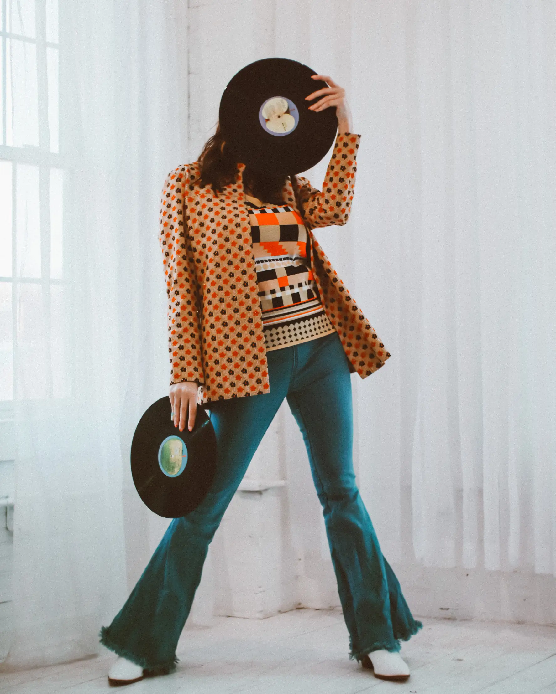 70s fashion trends grooving their way into women's wardrobes - Blue17