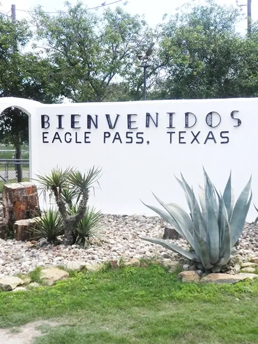  A sign that says "Bienvenidos a Eagle Pass, Texas".