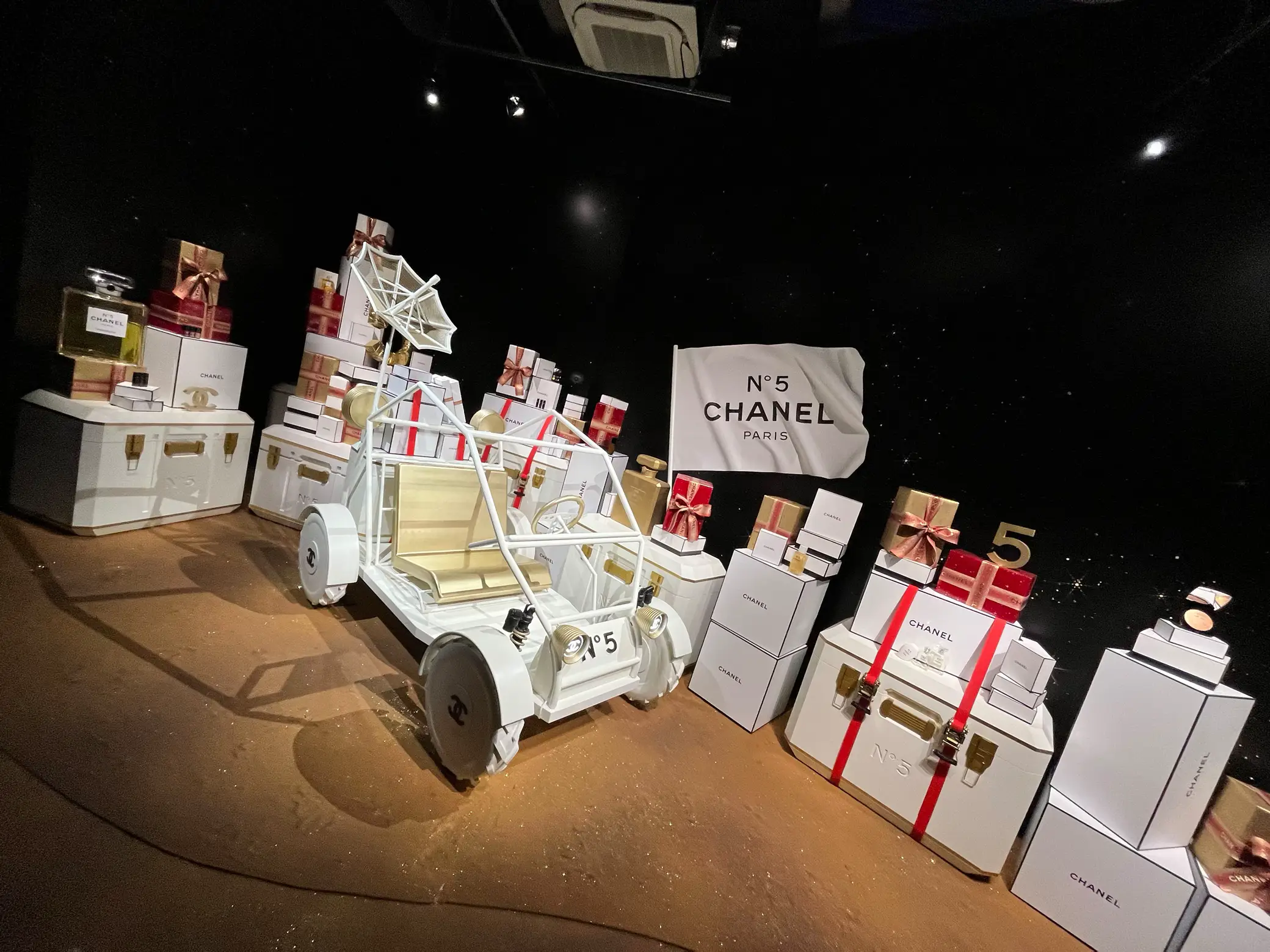 CHANEL】宇宙空間を体感できるホリデーイベントが近未来だった