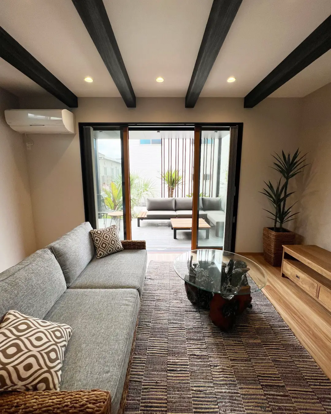 インドネシア天然無垢材ソファー 統一感のある家具付きリゾート住宅