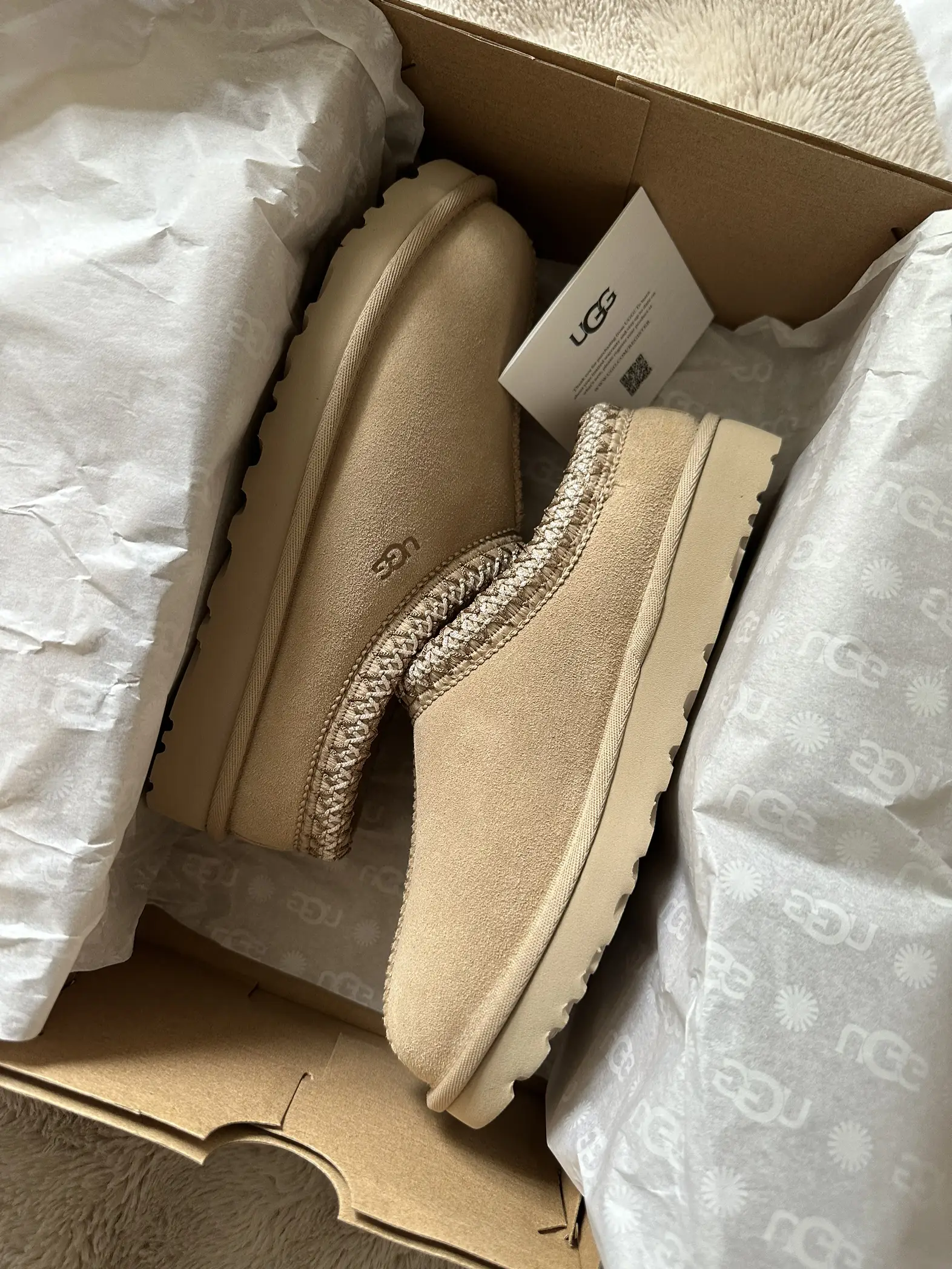 Ugg best sale slippers box