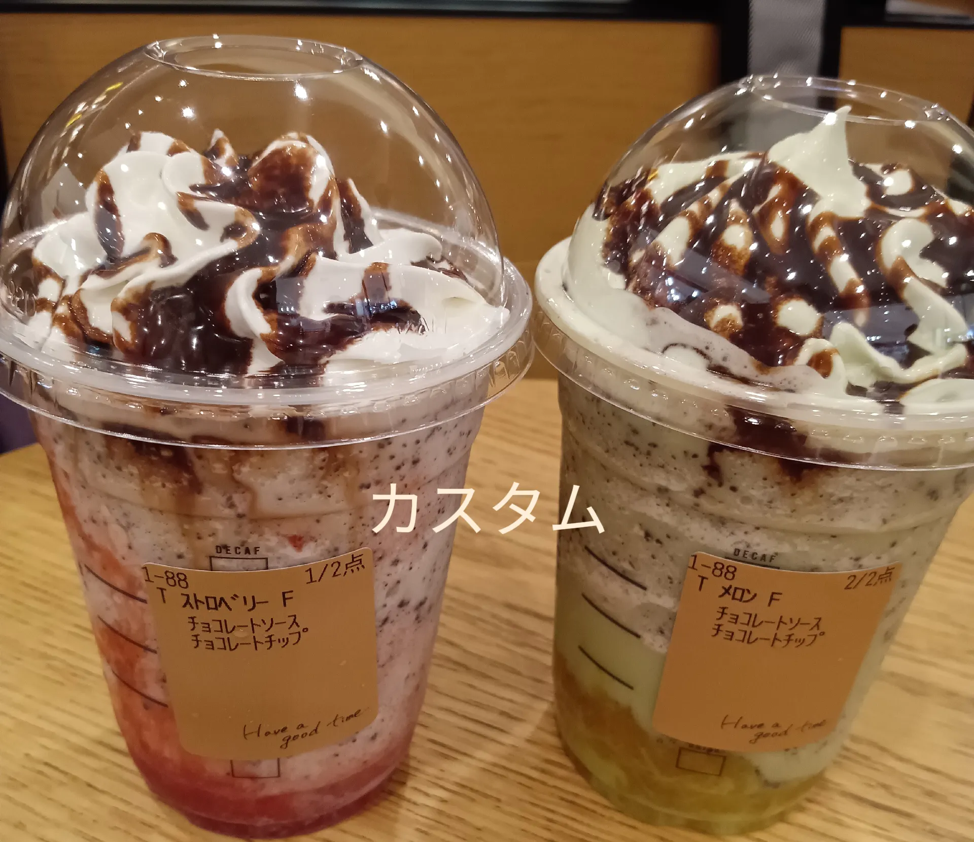 スタバ フラペチーノ ] ストロベリーとメロン カスタムはチョコチップ 