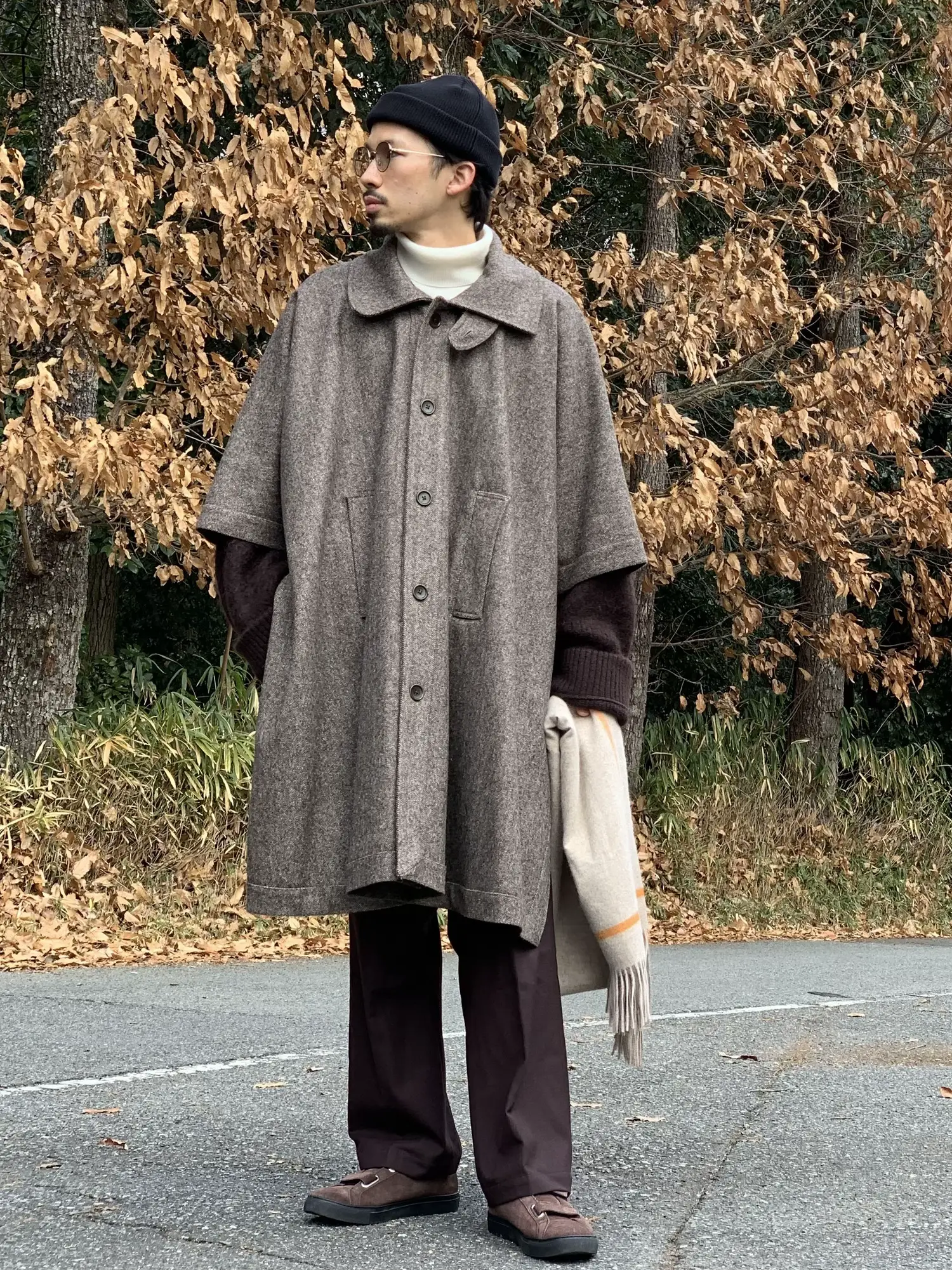 Winter cape coat coordination with brown as the main axis