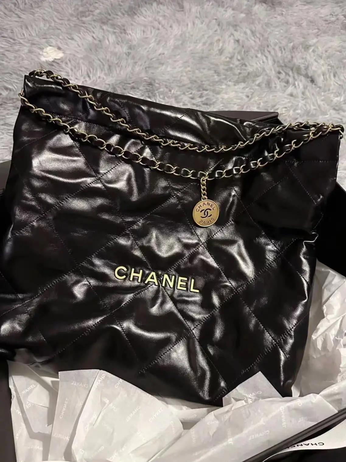 CHANEL 22bag black gold medium 🖤 the more back the, Gallery posted by  Luxury bag