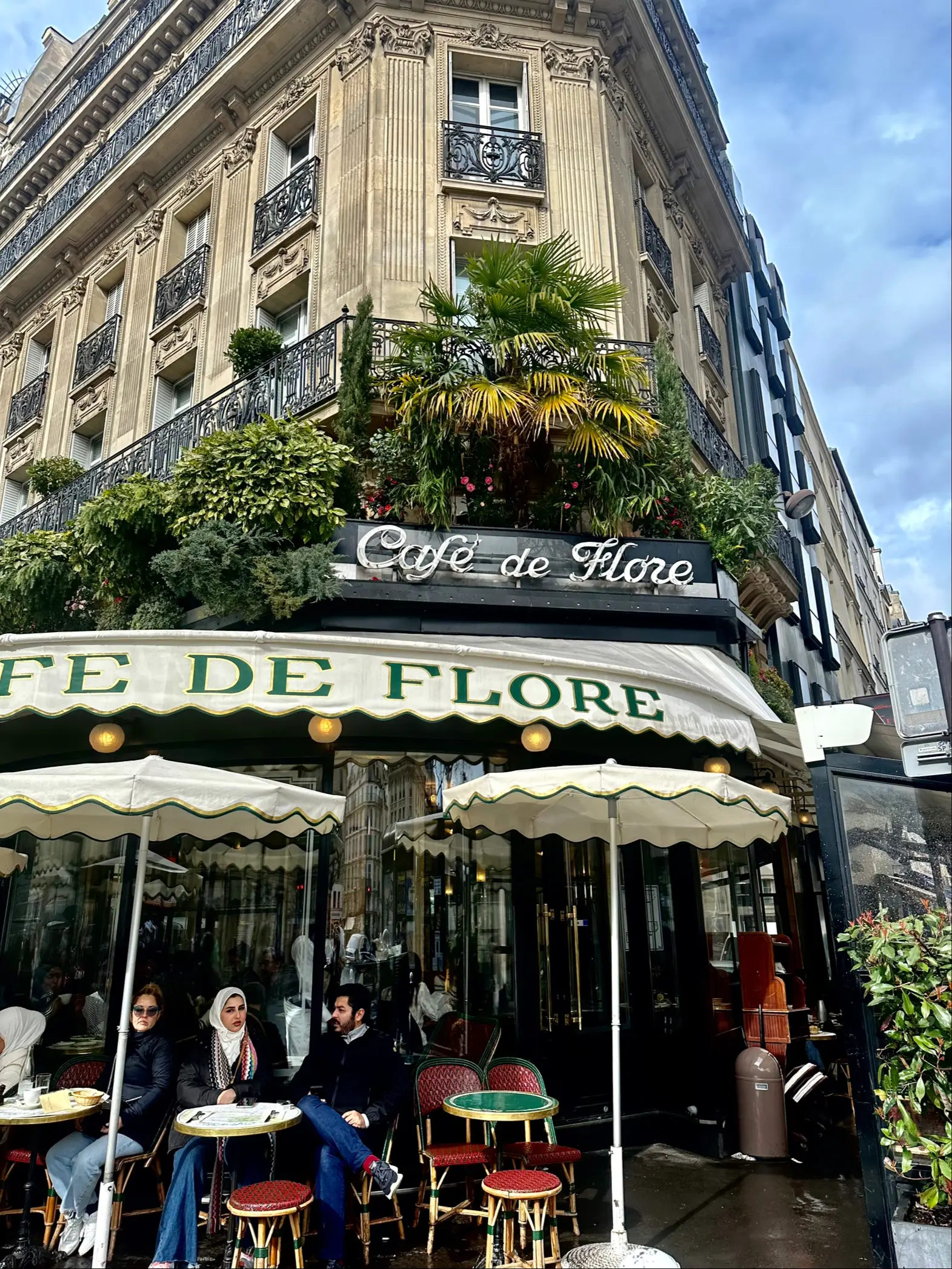 Grab a cuppa hot choco while you're at Louis Vuitton Paris ☕️🍫#travel
