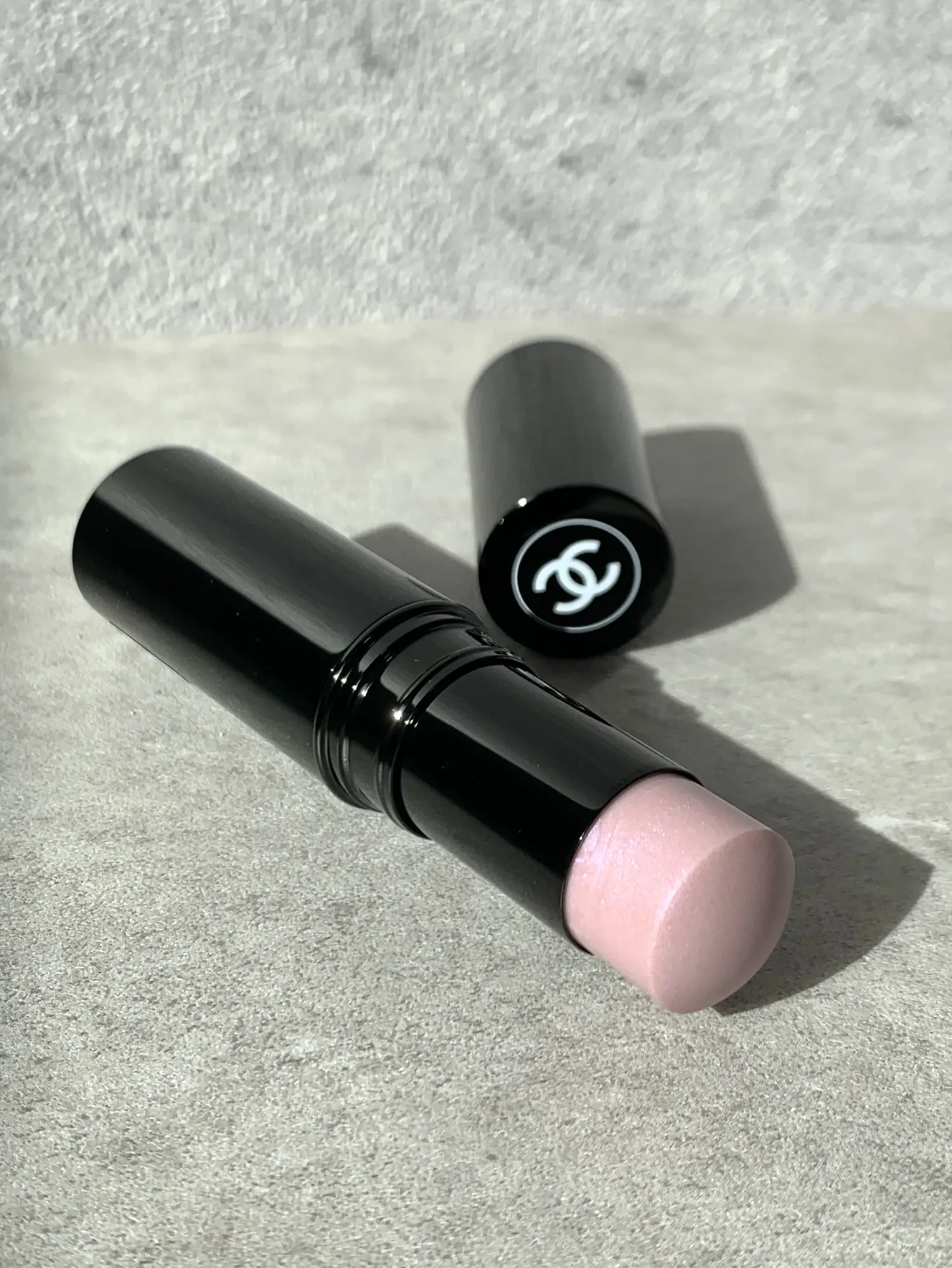 Essential for wet glossy makeup CHANEL Baume Esan Ciel Lila, Gallery  posted by MIRO