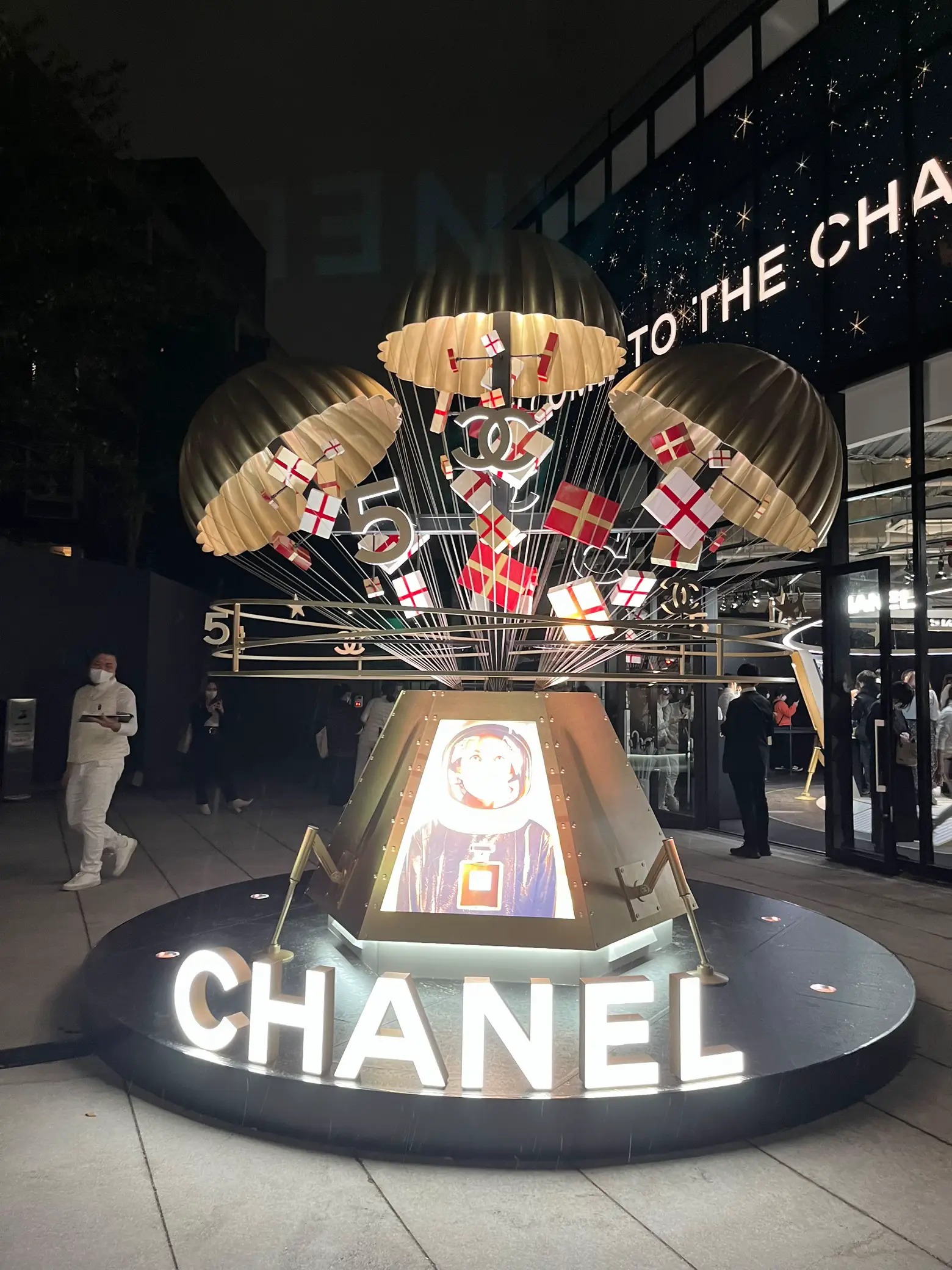 CHANEL】宇宙空間を体感できるホリデーイベントが近未来だった