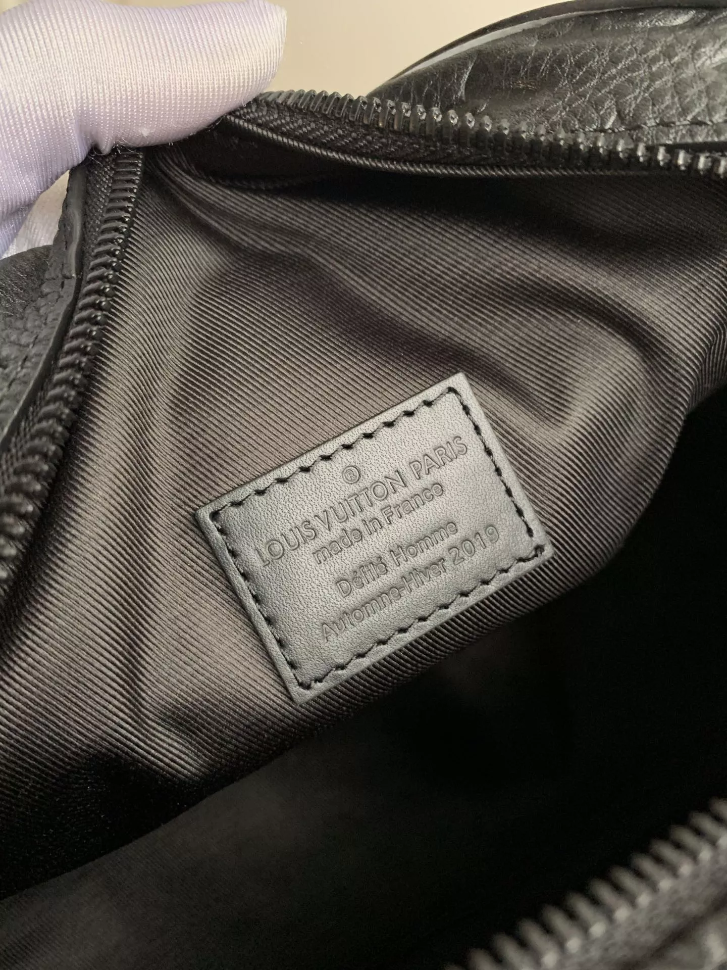 ルイヴィトンのバッグ、本当にきれいですね。黒もとても高級です