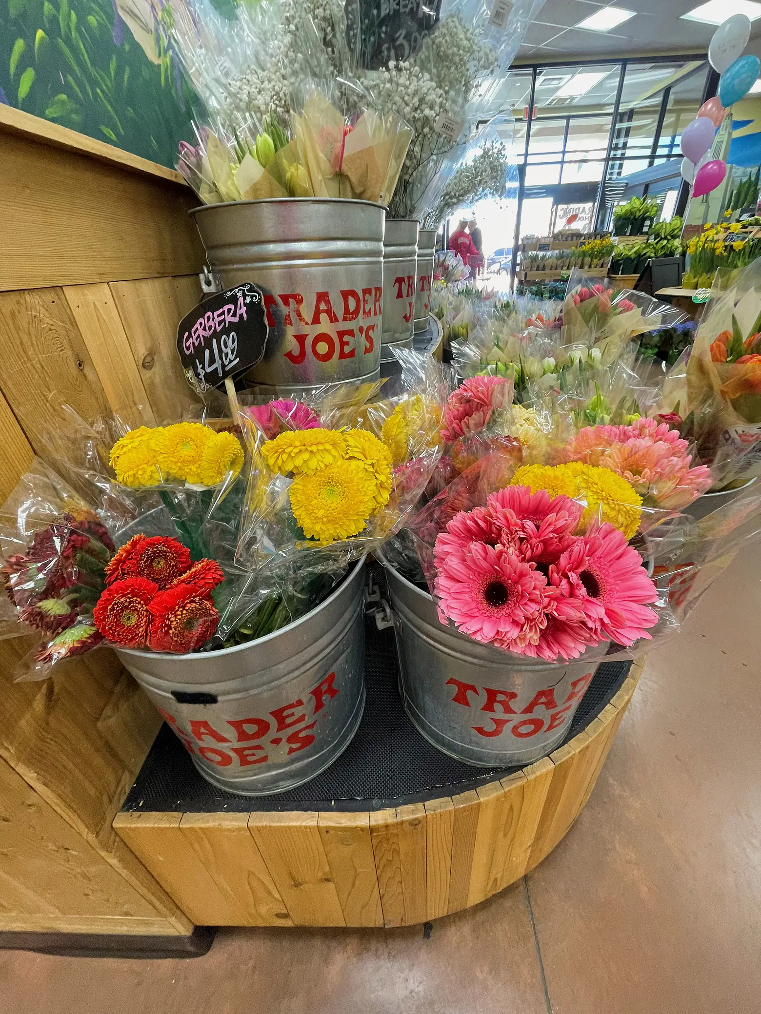 The BEST grocery store flowers! 💐 แกลเลอรีที่โพสต์โดย Madi Sheets